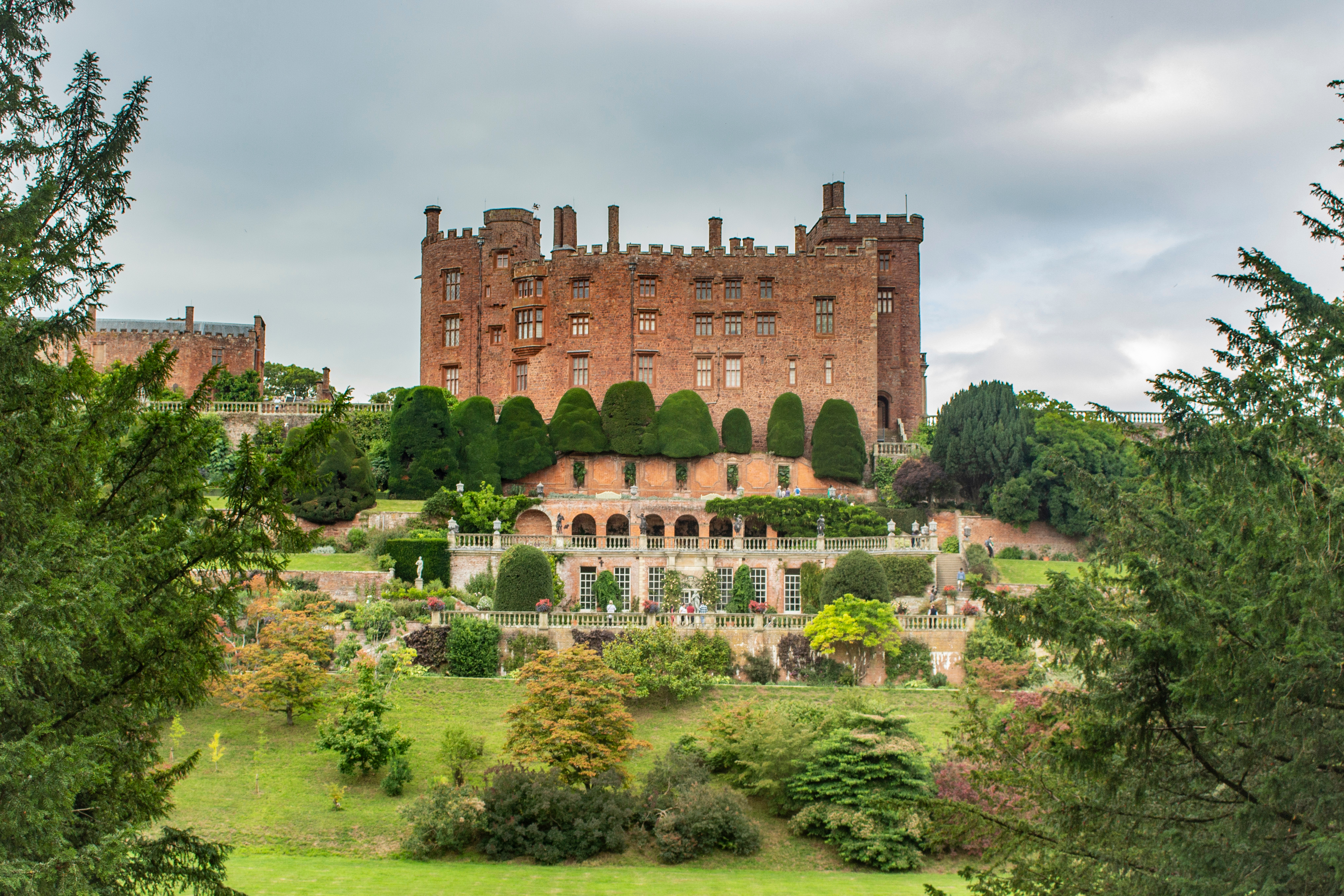 Powis Castle med berømte barokhaver og formklippet hækværk