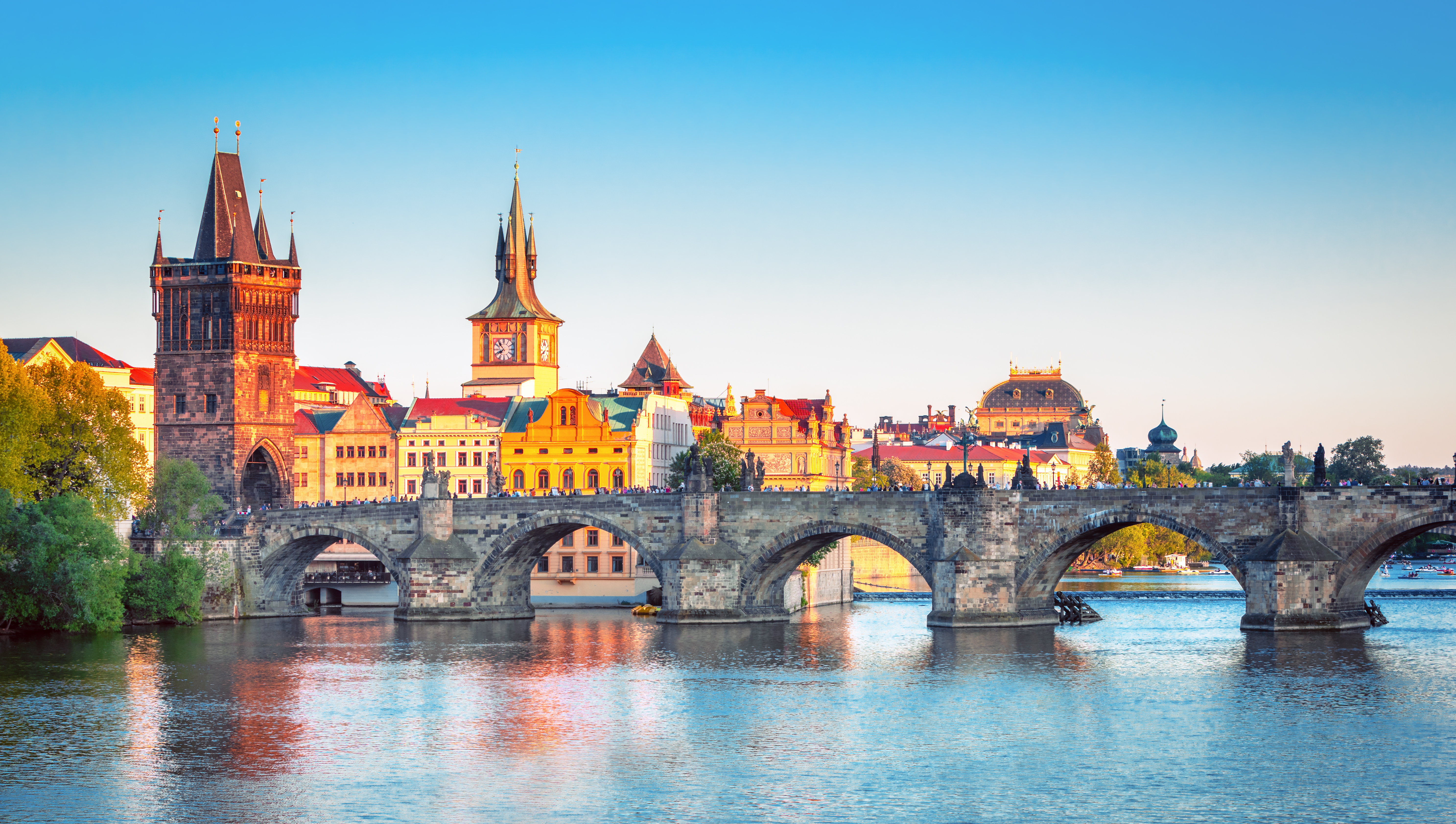 Byrejse til Prag med udsigt over Karls Bro og Vltava floden