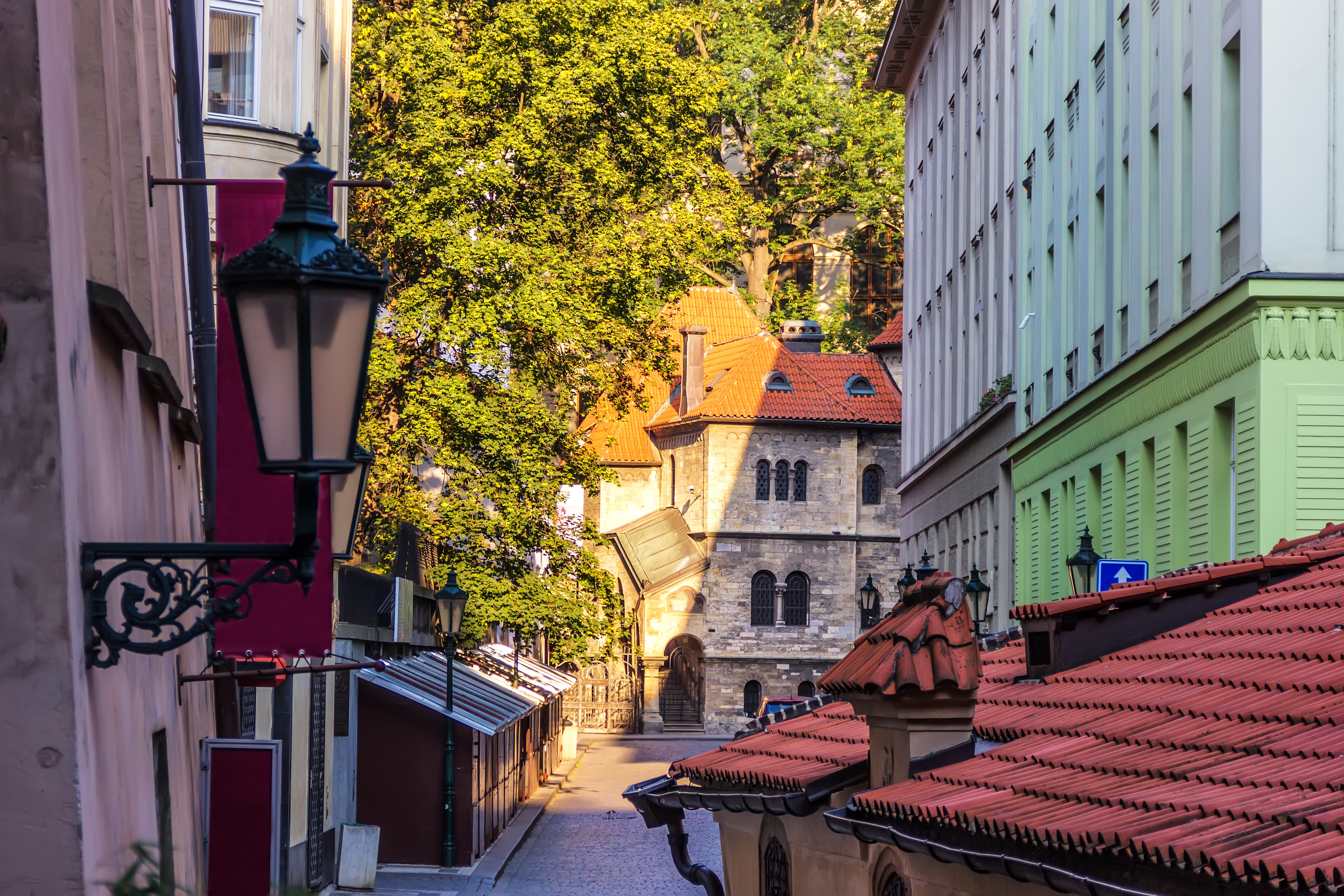 Pittoresk gade i Prags gamle by med autentisk tjekkisk arkitektur