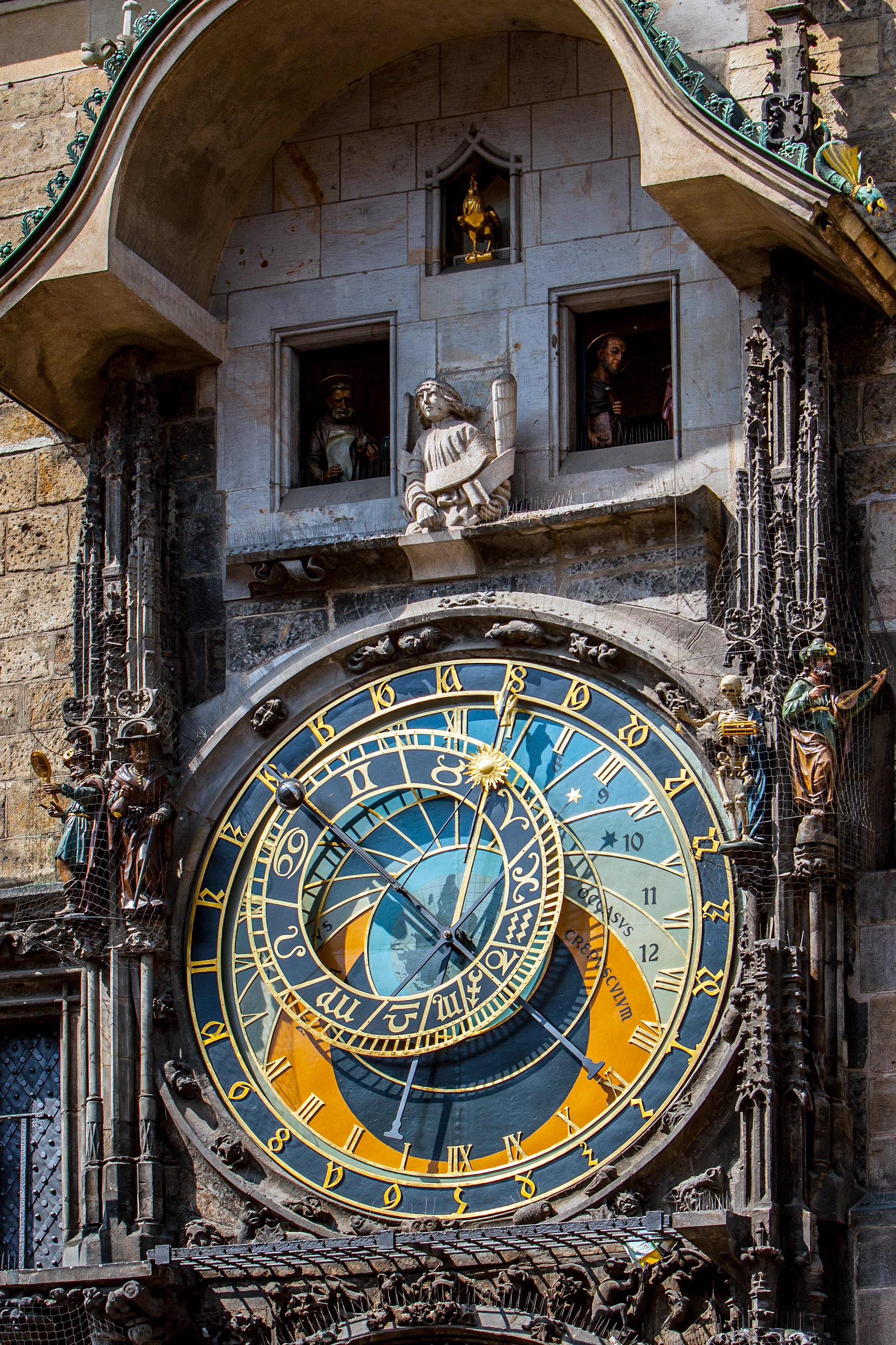 Historisk astronomisk ur med gyldne detaljer på det Gamle Torv i Prag