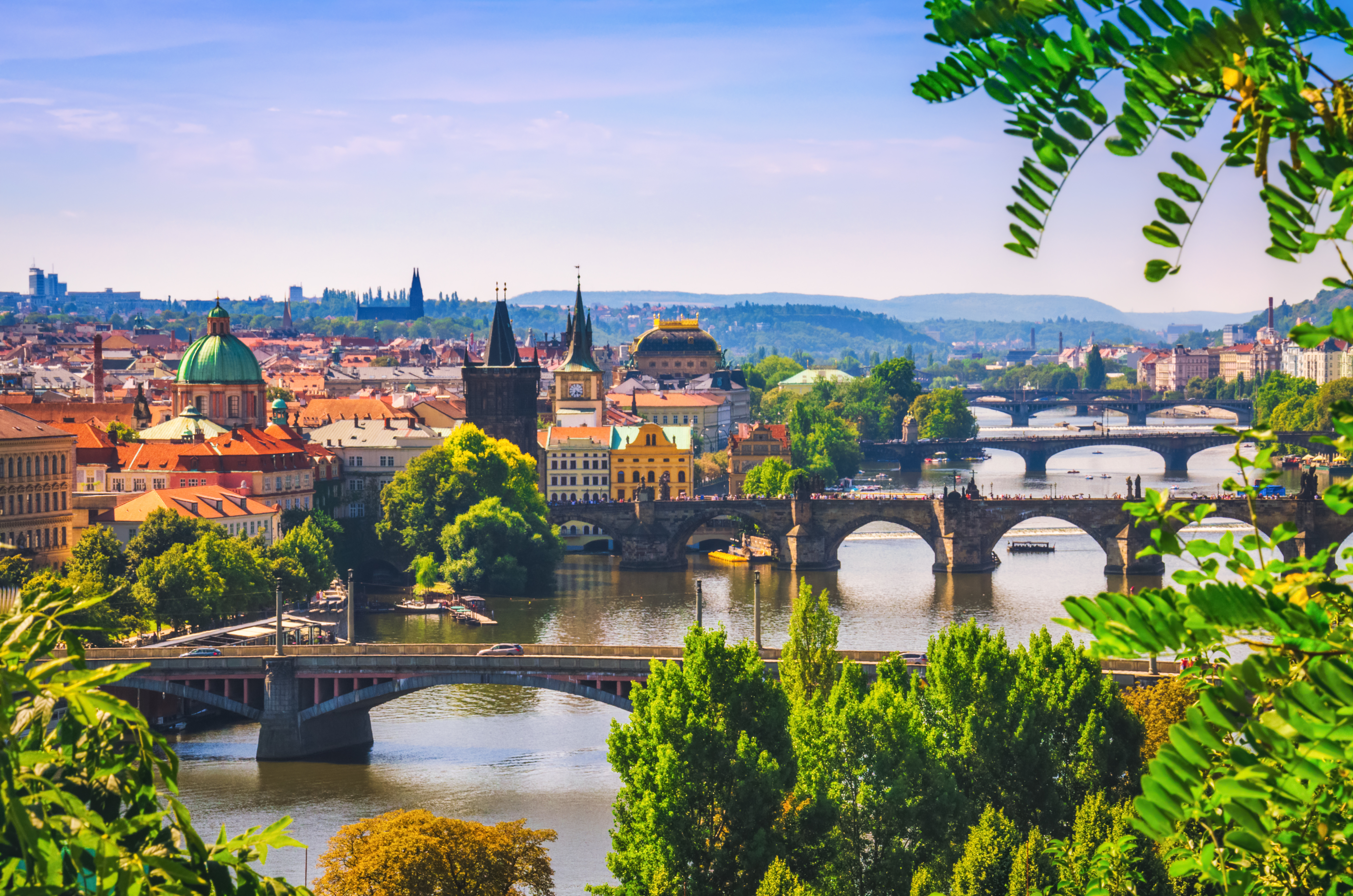 Smukt bybillede af Prag med Karluv most og historiske bygninger langs Vltava