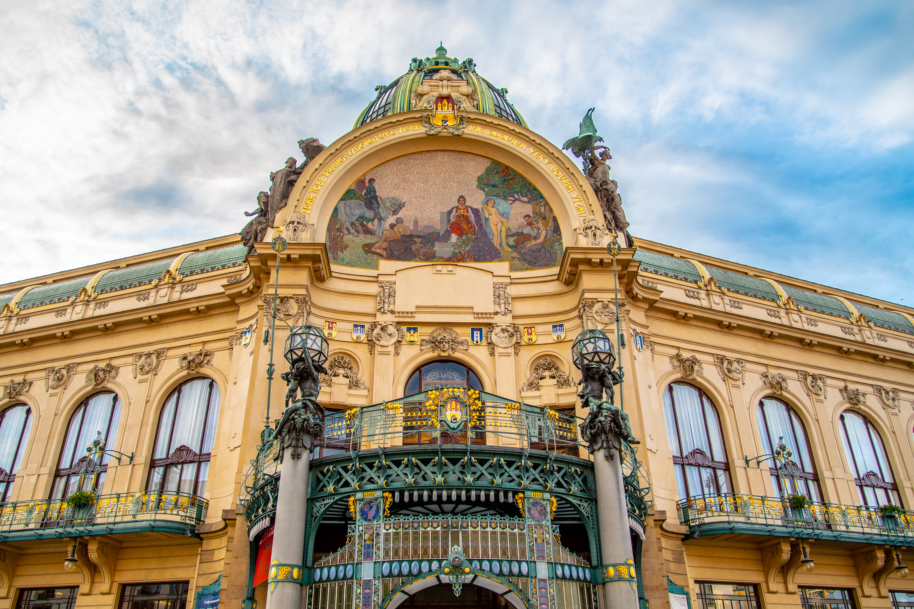 Den historiske Art Nouveau-bygning Obecní dům i Prag med dekorativ kuppel og smukke mosaikudsmykninger ved Republikpladsen