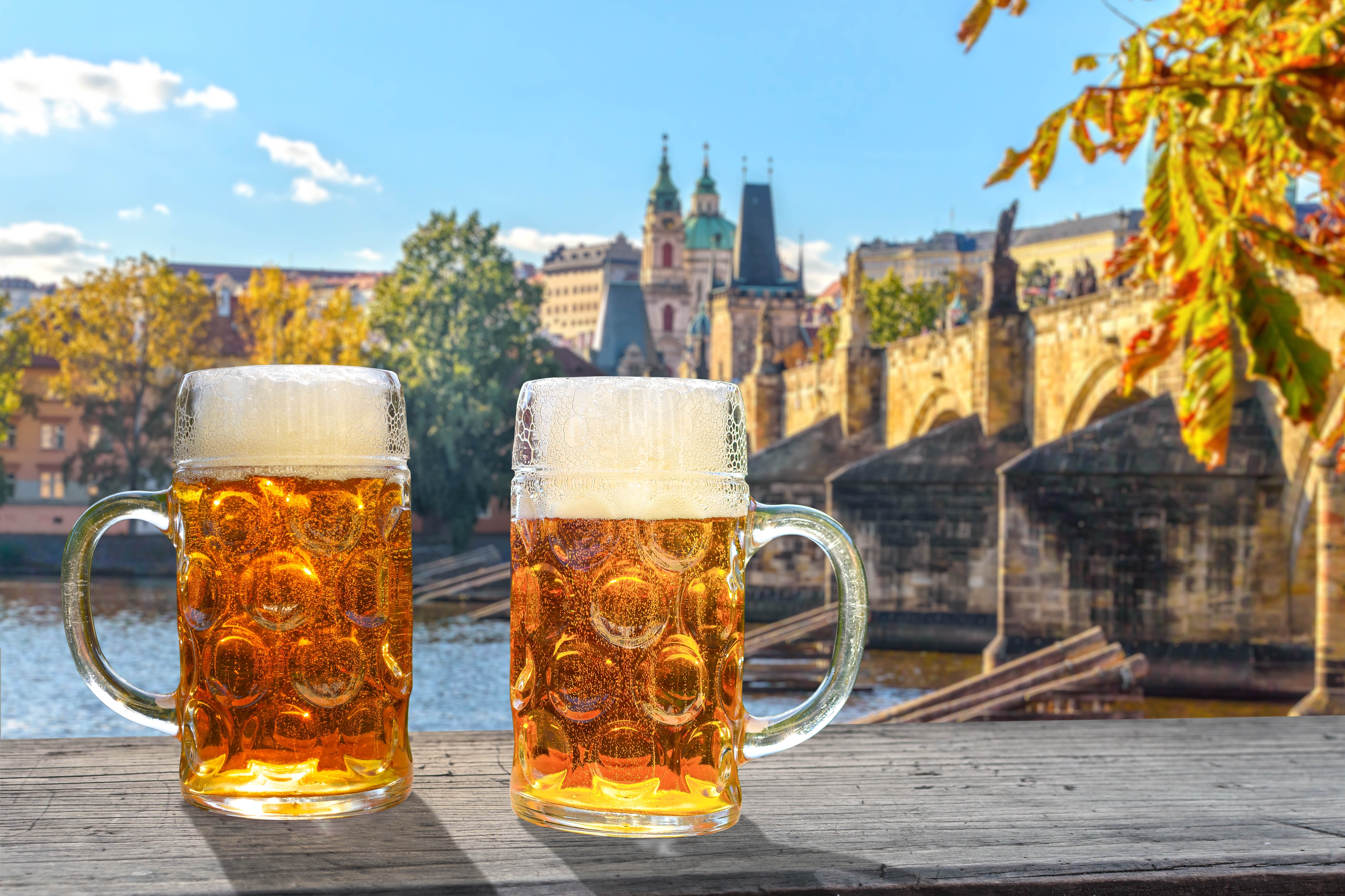 Nyd et koldt glas tjekkisk øl med udsigt til den berømte Karlsbro og Prags historiske skyline