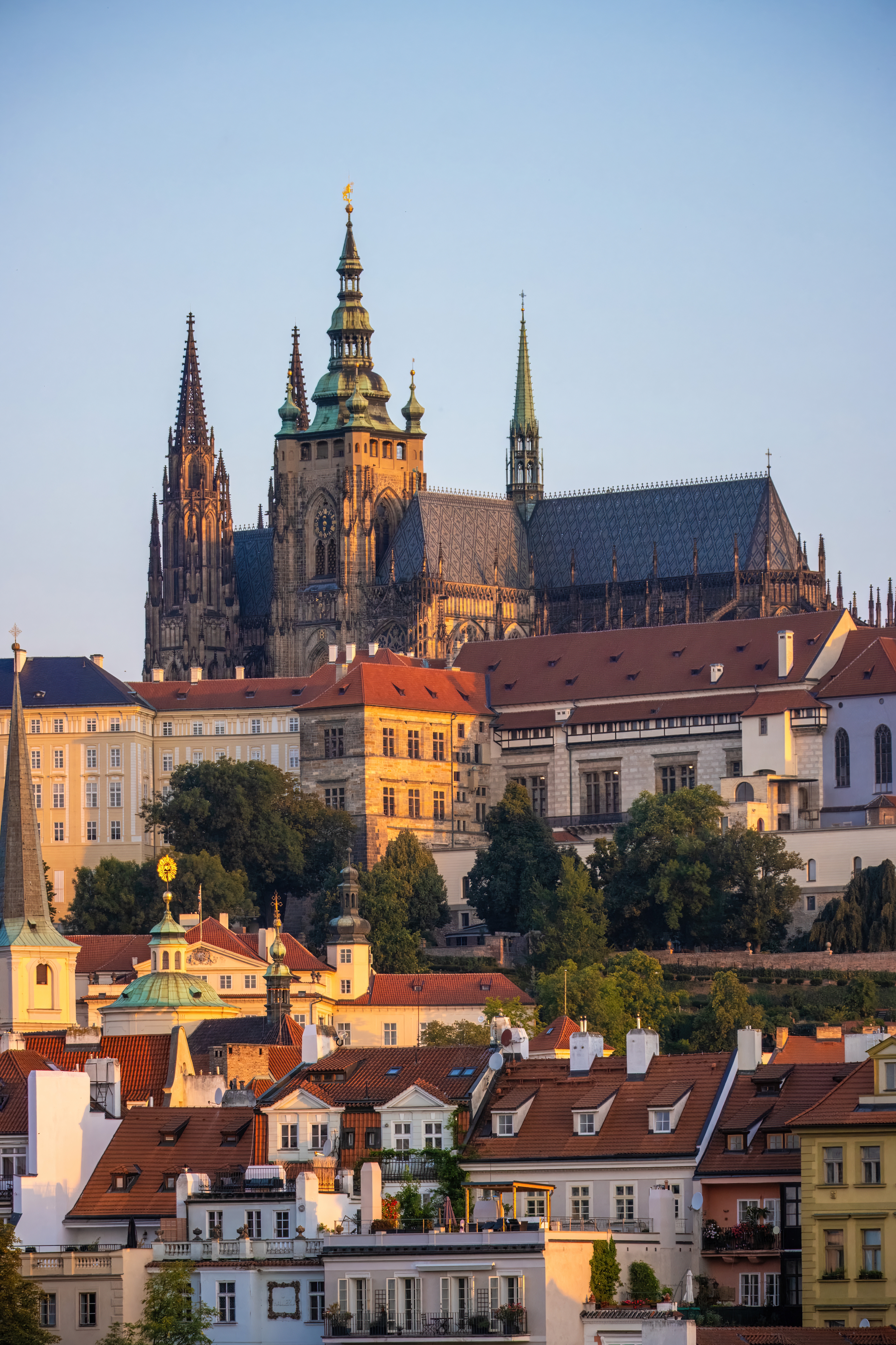 Den gotiske Sankt Vitus Katedral på Prags slot set over de karakteristiske røde tage i Prag