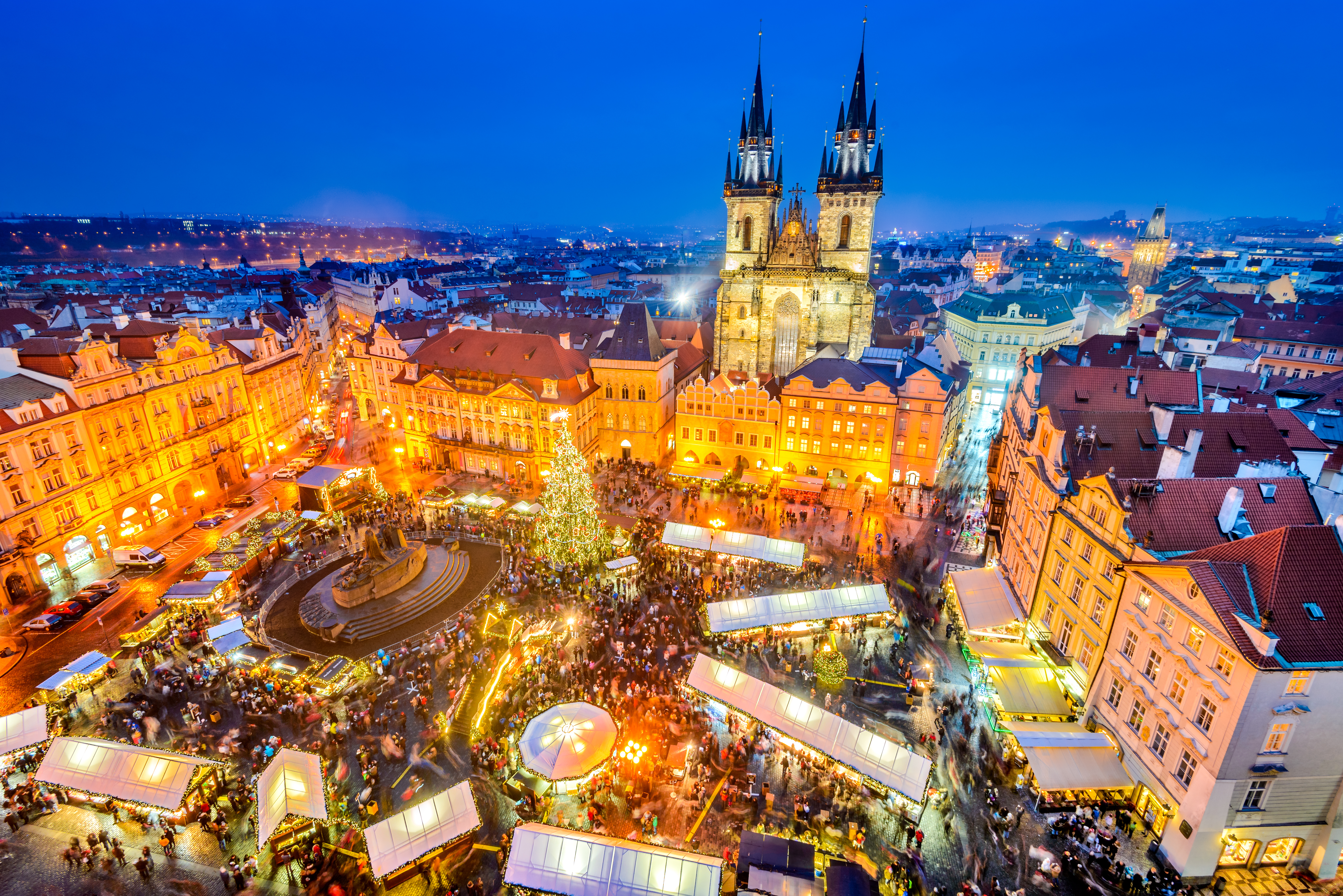 Vinterstemning i Prag med julemarked på det historiske torv og den majestætiske Tyn-kirke i baggrunden
