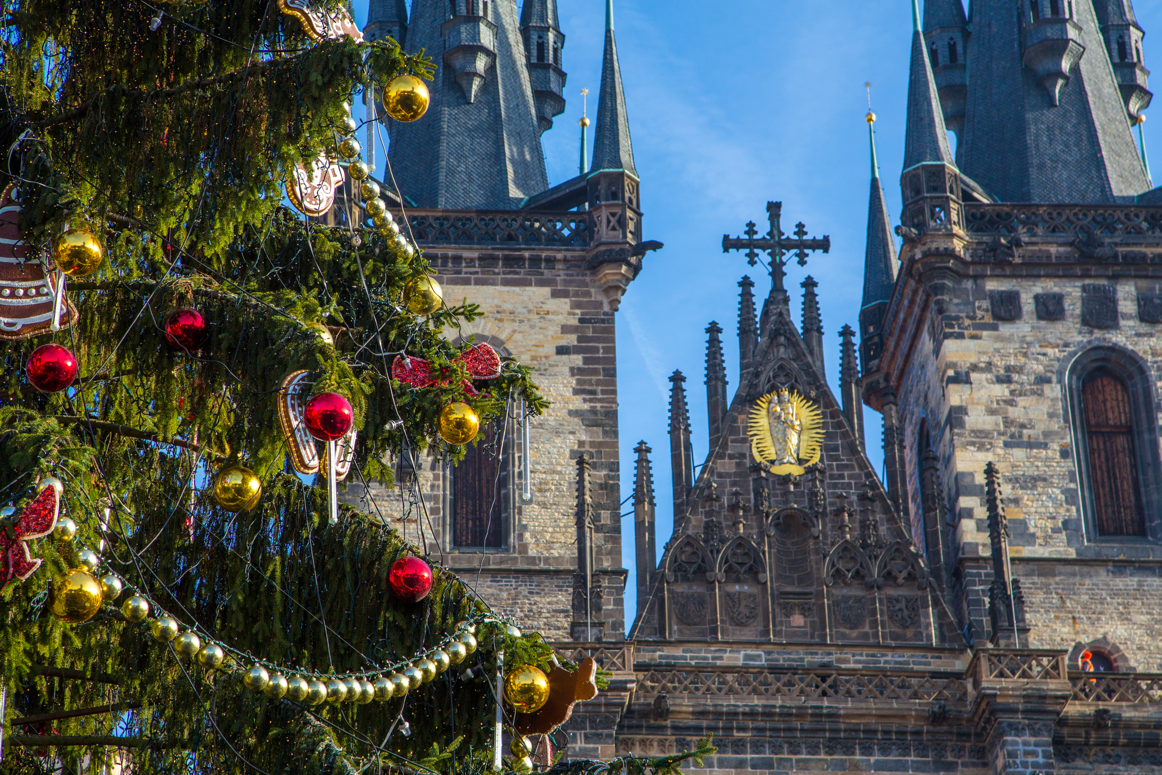 Traditionelt juletræ med farverige kugler ved imponerende gotisk katedral i Prag