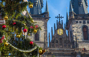 Traditionelt juletræ med farverige kugler ved imponerende gotisk katedral i Prag