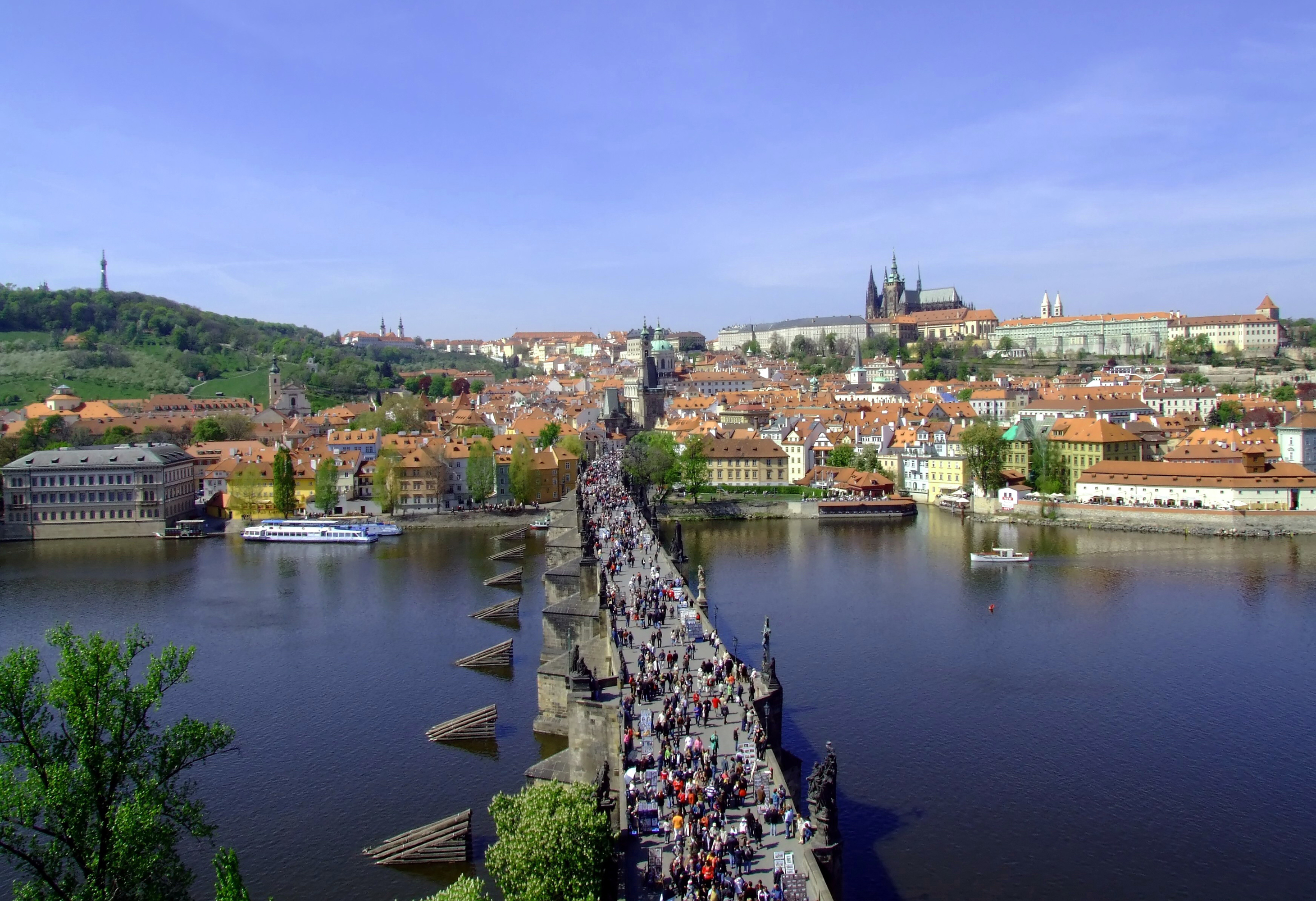 Praha Charles Bridge fyld med turister og udsigt til den historiske bydel og slot