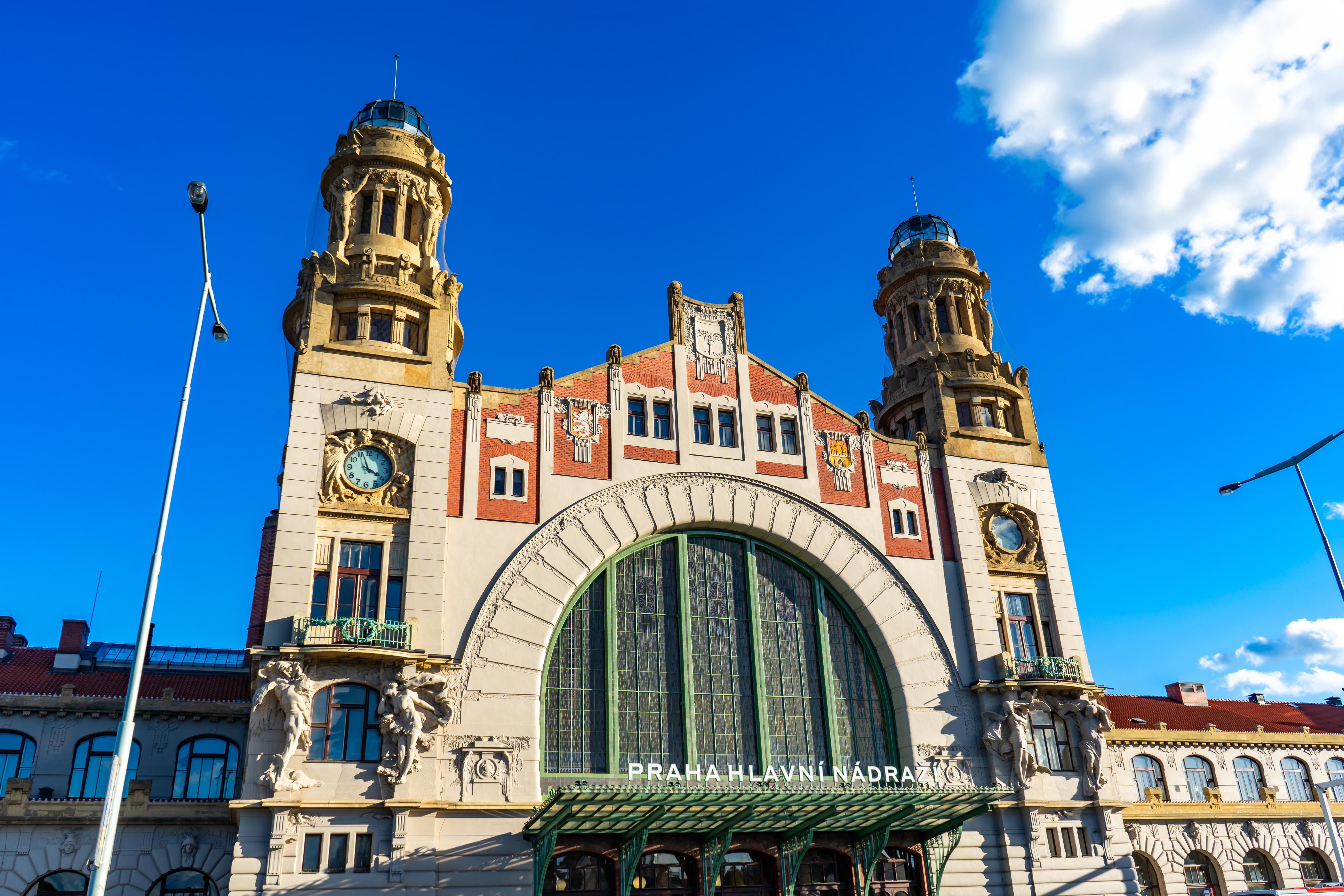 Jugendstil facade på Prags centrale jernbanestation Praha Hlavni Nadrazi med to karakteristiske tårne og storslået buet indgang