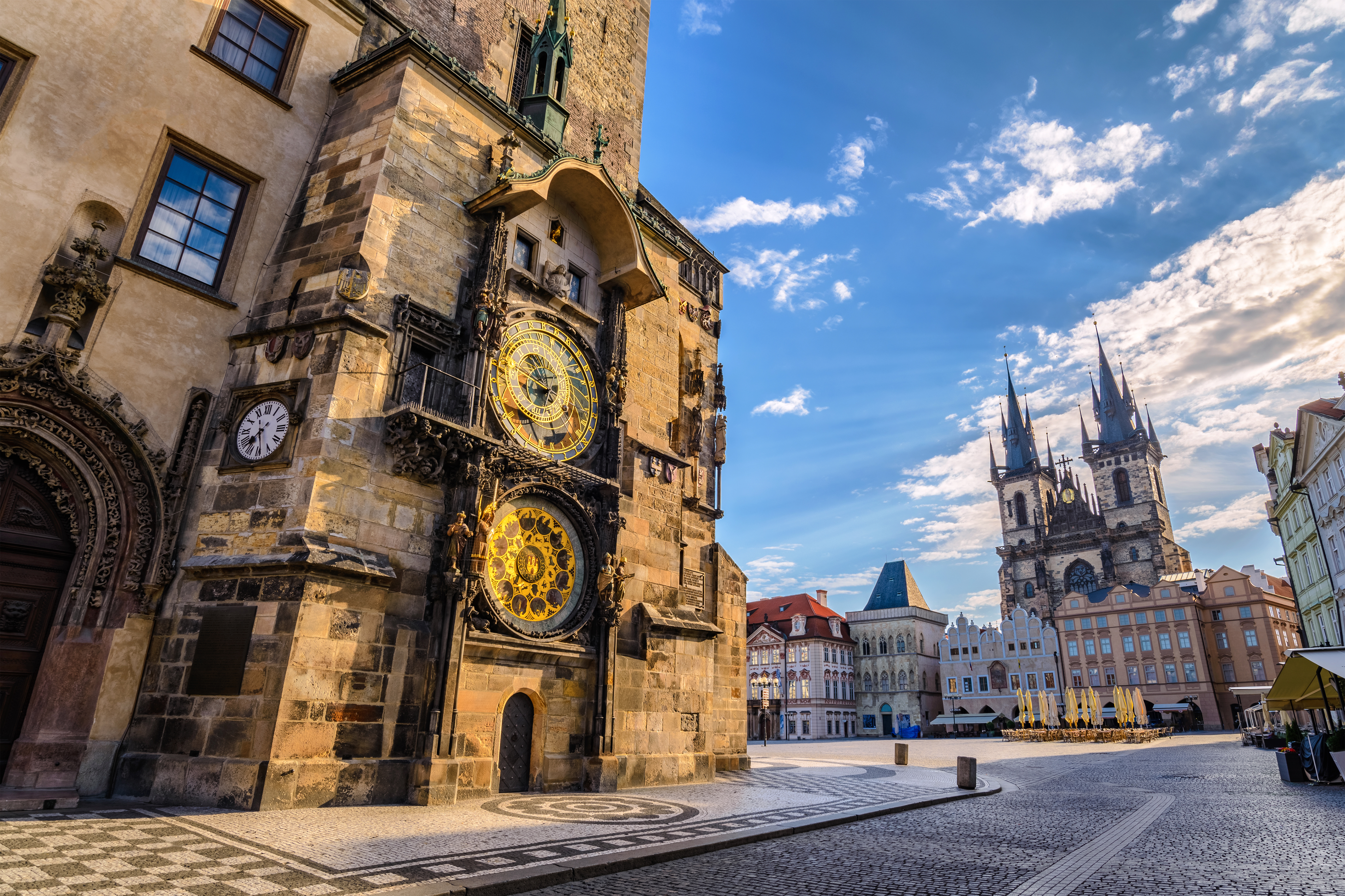Praha Old Town Square med det verdensberømte astronomiske urtårn og gotiske kirker