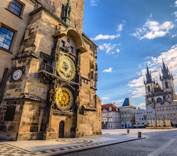 Praha Old Town Square med det verdensberømte astronomiske urtårn og gotiske kirker