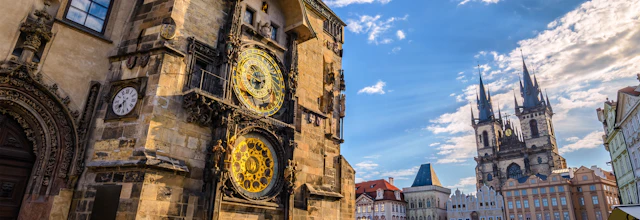 Praha Old Town Square med det verdensberømte astronomiske urtårn og gotiske kirker