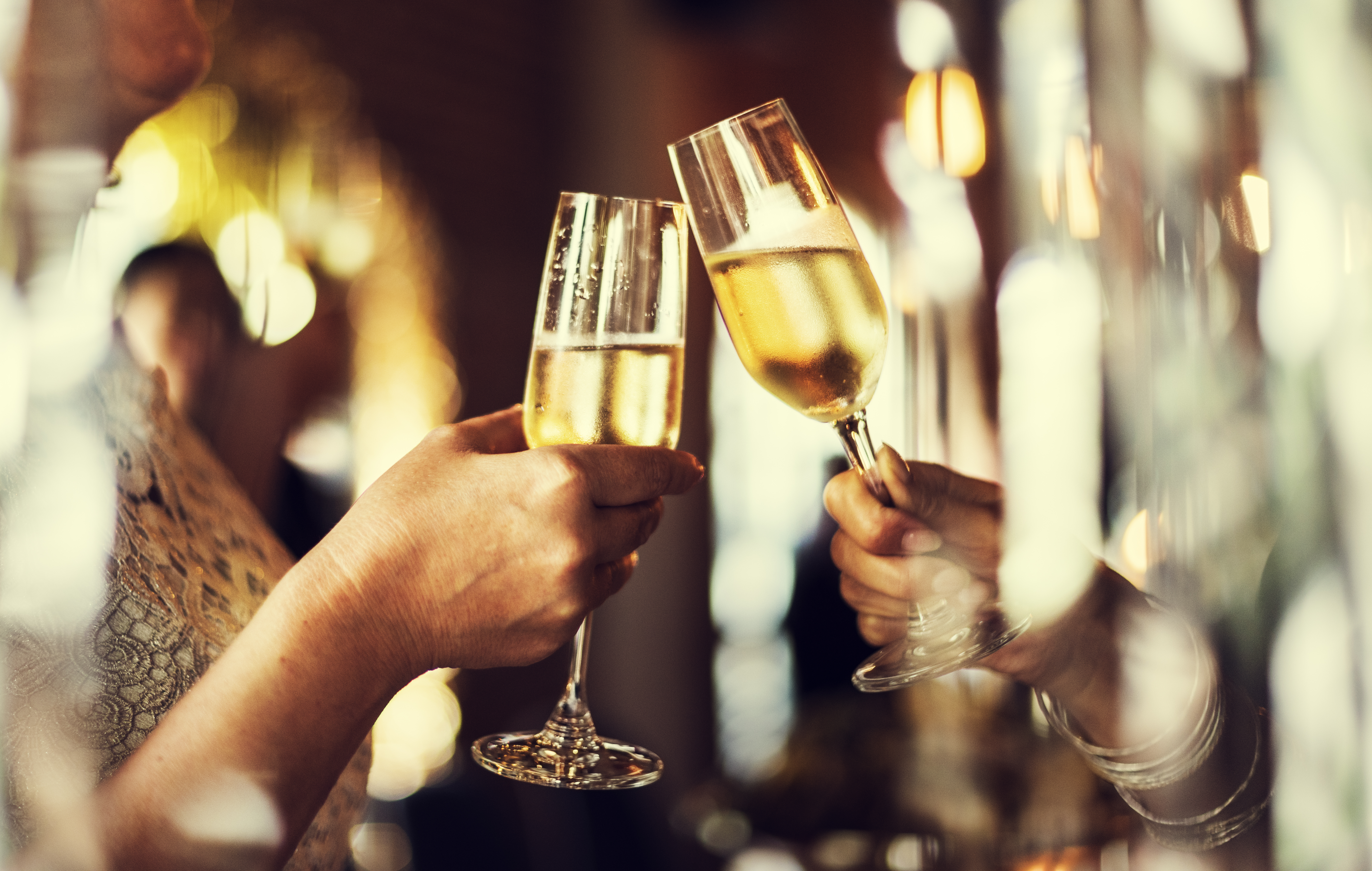 To champagne glas i elegant toast under luksus ferie ophold
