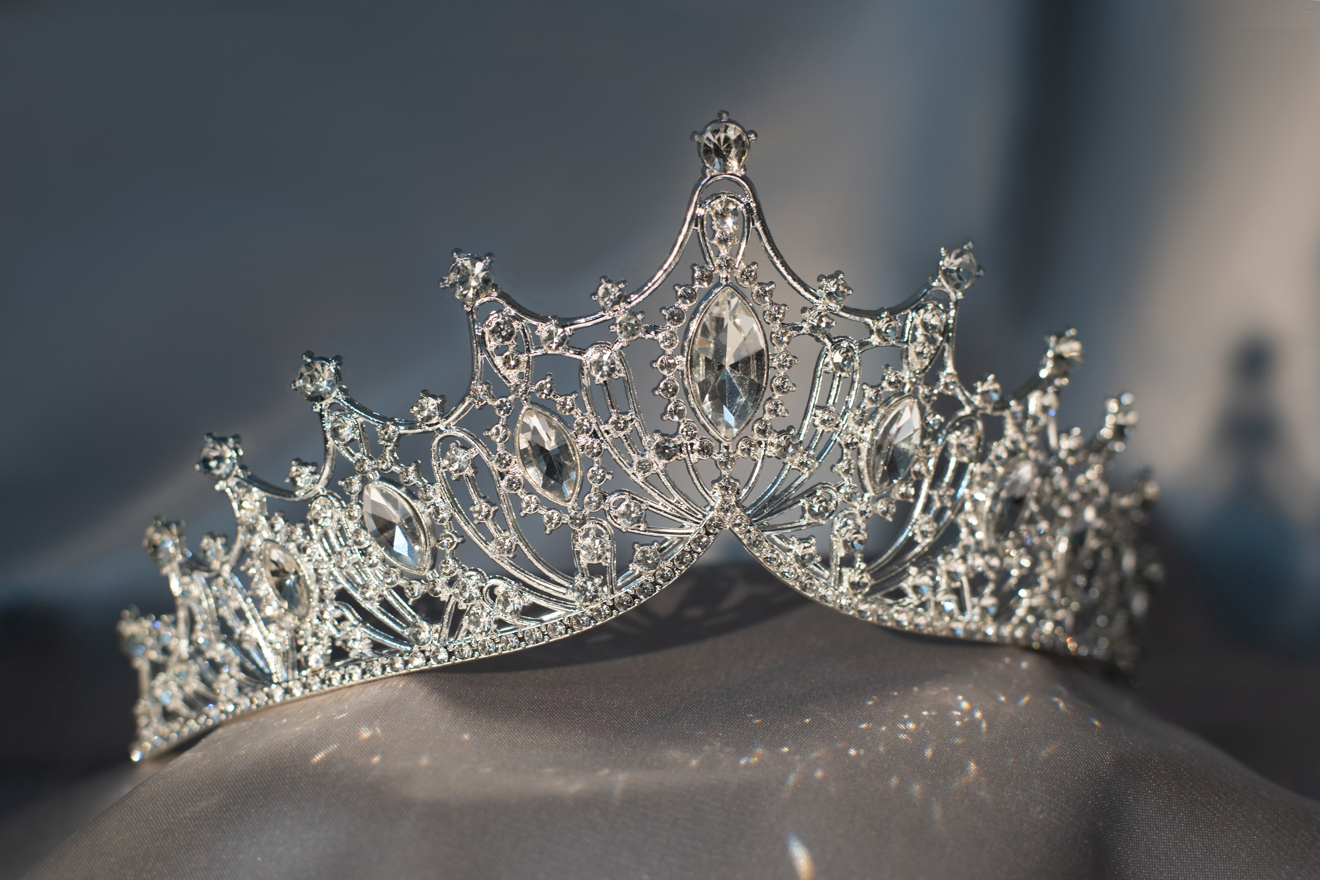 Strålende prinsesse tiara i sølv med store krystalædelsten og diamanter til kongelige events