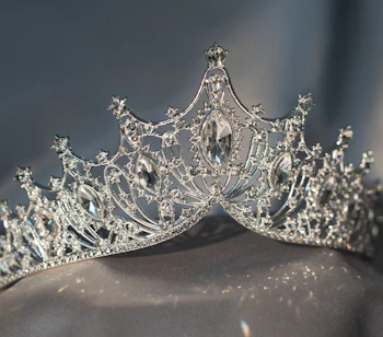 Strålende prinsesse tiara i sølv med store krystalædelsten og diamanter til kongelige events