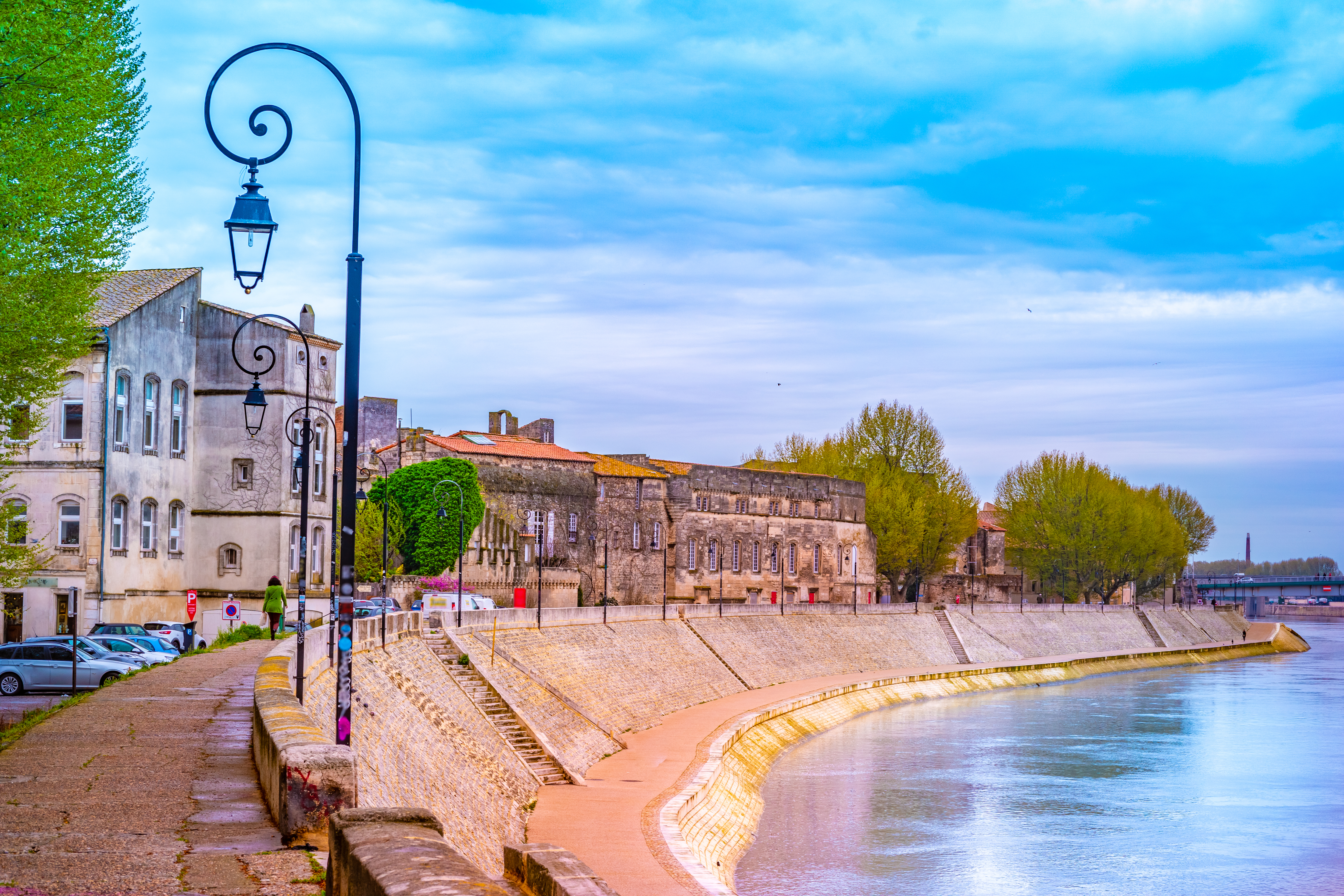 Panoramaudsigt over Rhône-floden og den antikke by Arles med dens historiske arkitektur og charmerende promenade i Provence