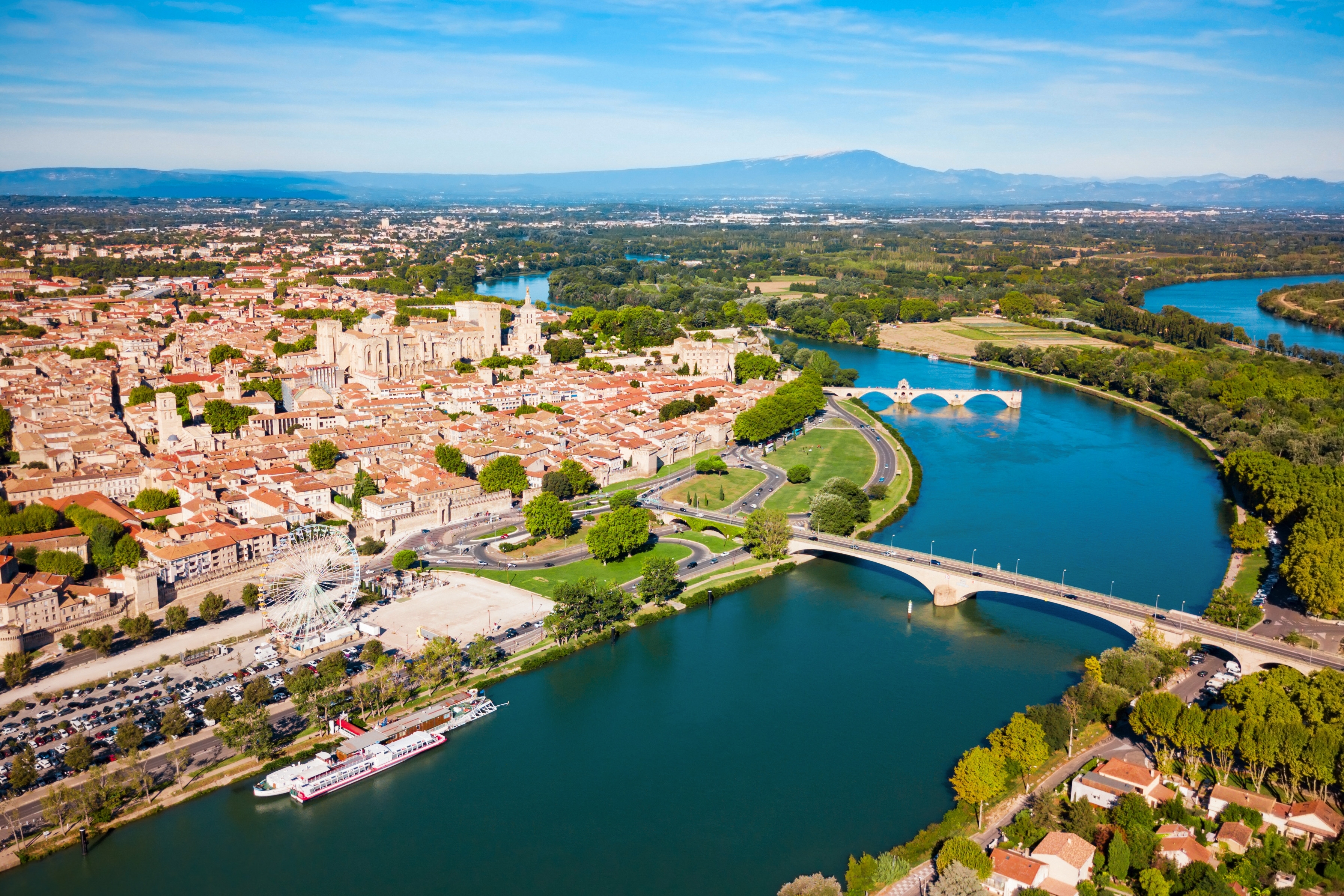 Luftbillede af den smukke franske by Avignon med den ikoniske Sankt Benezet bro over Rhone og middelalderlig arkitektur