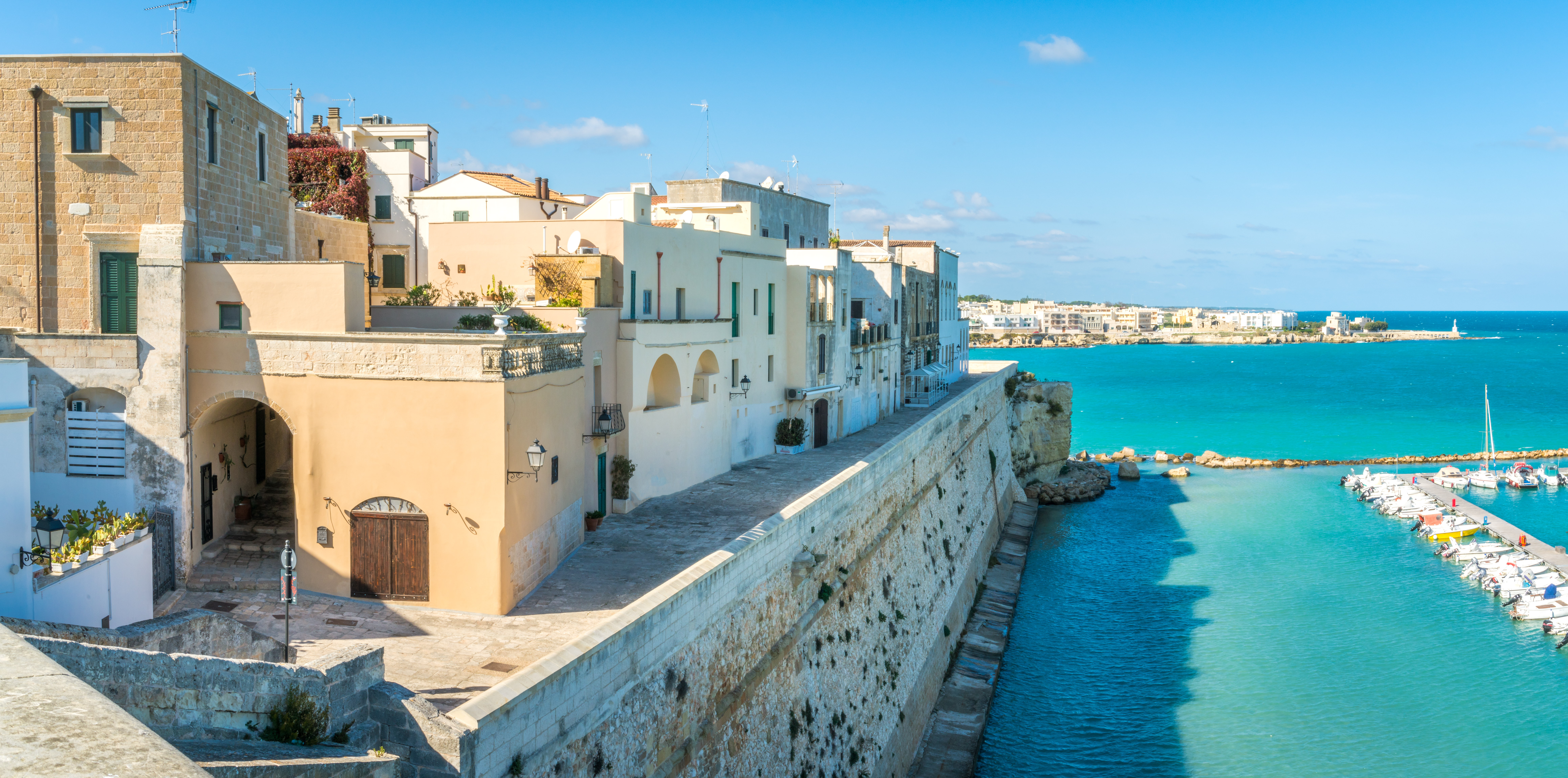 Middelalderlige fæstningsmure og historisk arkitektur i havnebyen Otranto Puglia