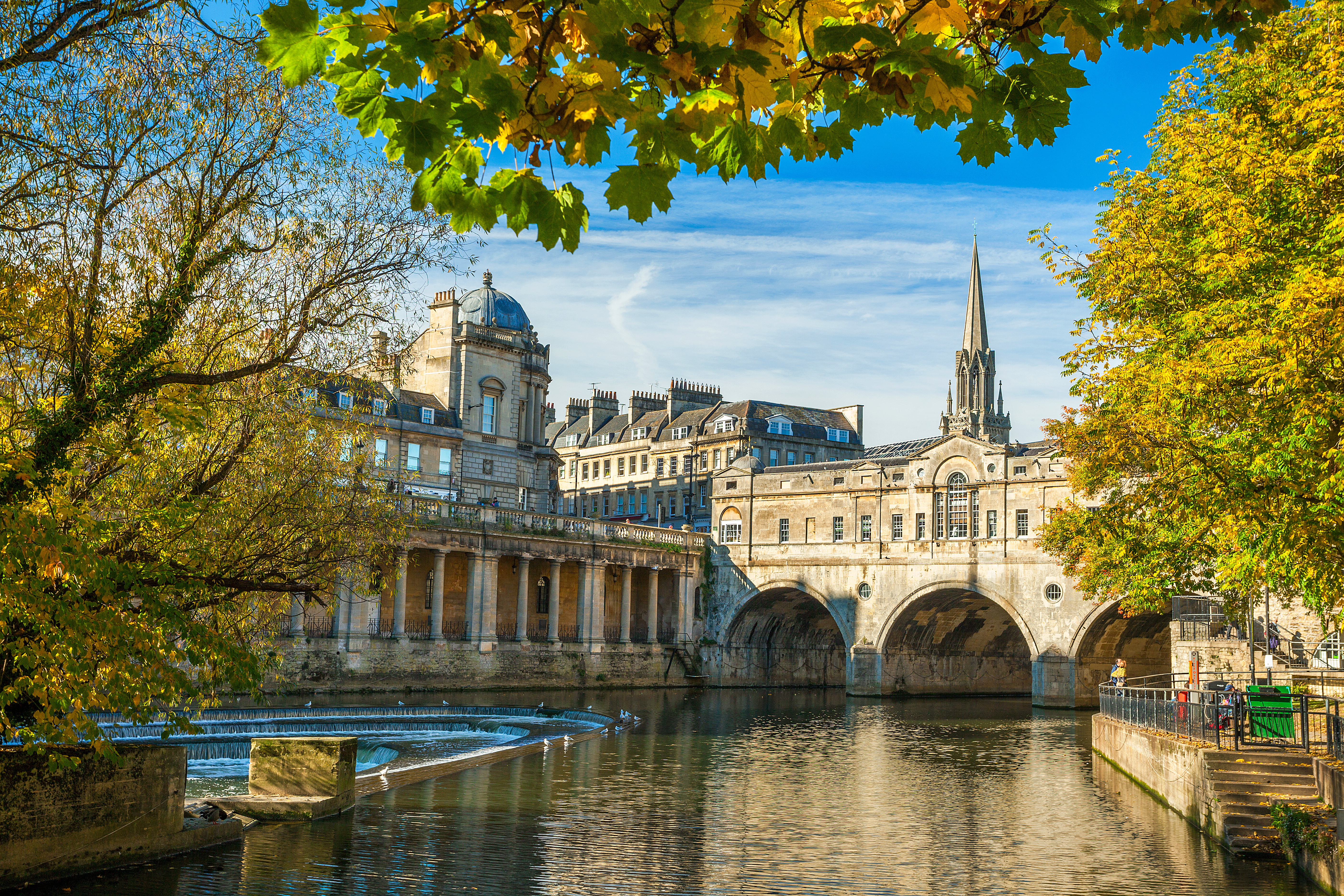 Maleriske Pulteney Bridge med sine karakteristiske butikker og klassiske stenarkitektur over floden Avon i Bath, Storbritannien