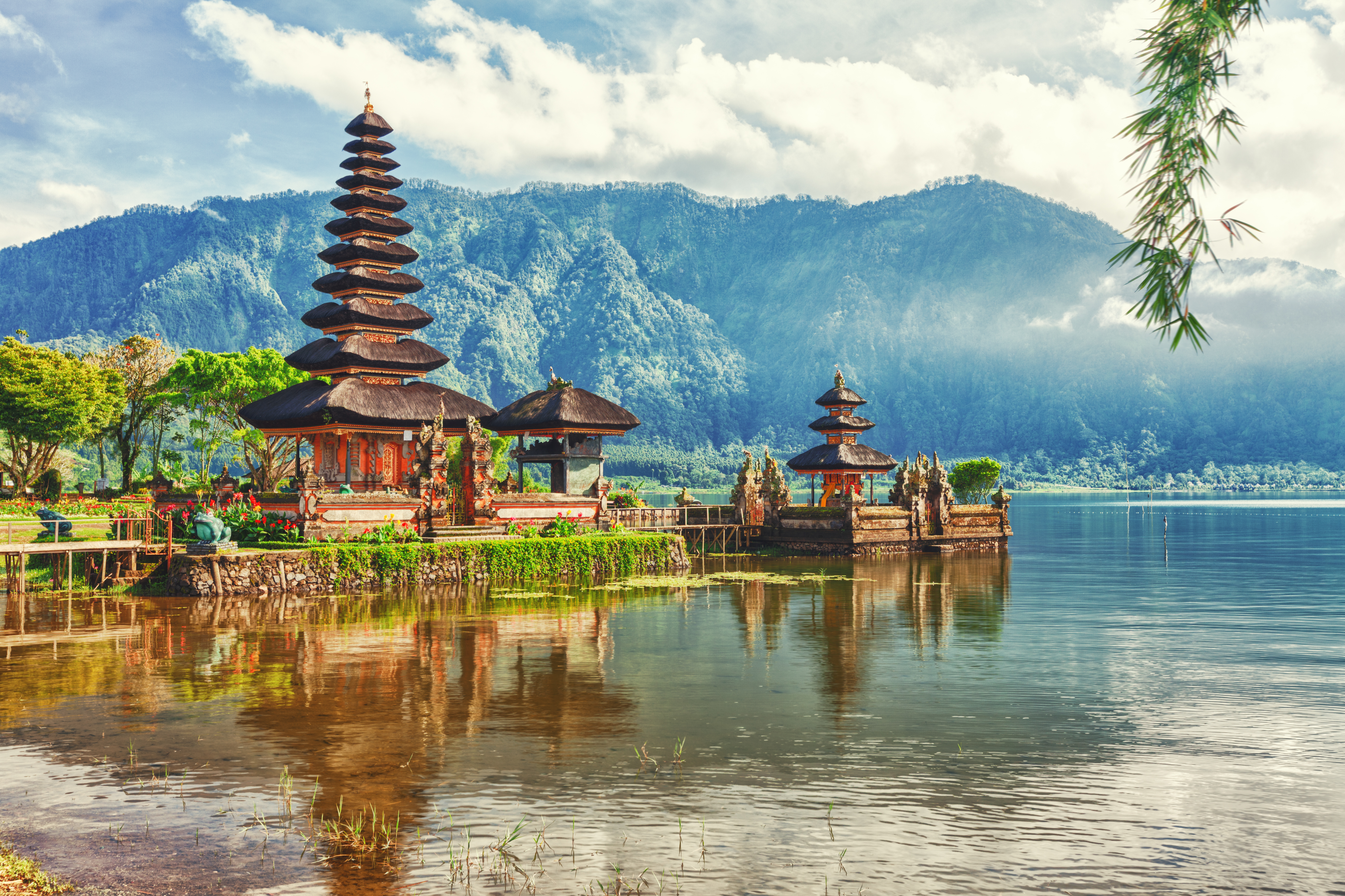 Det historiske Pura Ulun Danu vandtempel på Bali med spektakulær udsigt over Beratan-søen og de omkringliggende bjerge