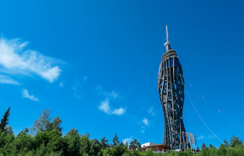 Ikonisk udsigtstårn Pyramidenkogel i Kärnten omgivet af grøn skov