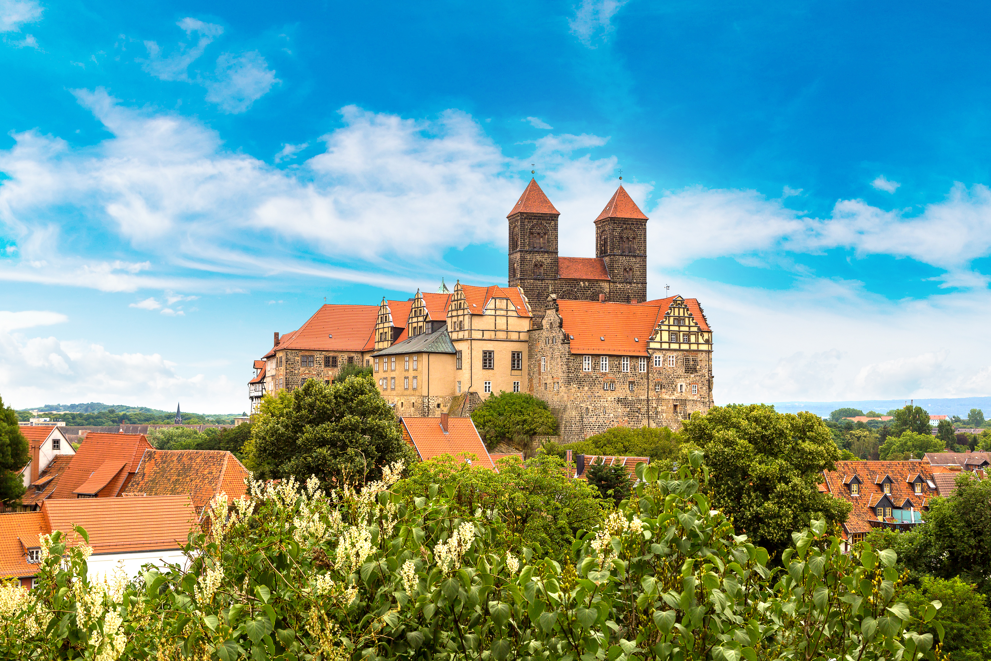 Charmerende panoramaudsigt over Slotsbjerg i Quedlinburg i Harzen-regionen, med den historiske St. Servatius kirke og den middelalderlige bymidte med røde tegltage