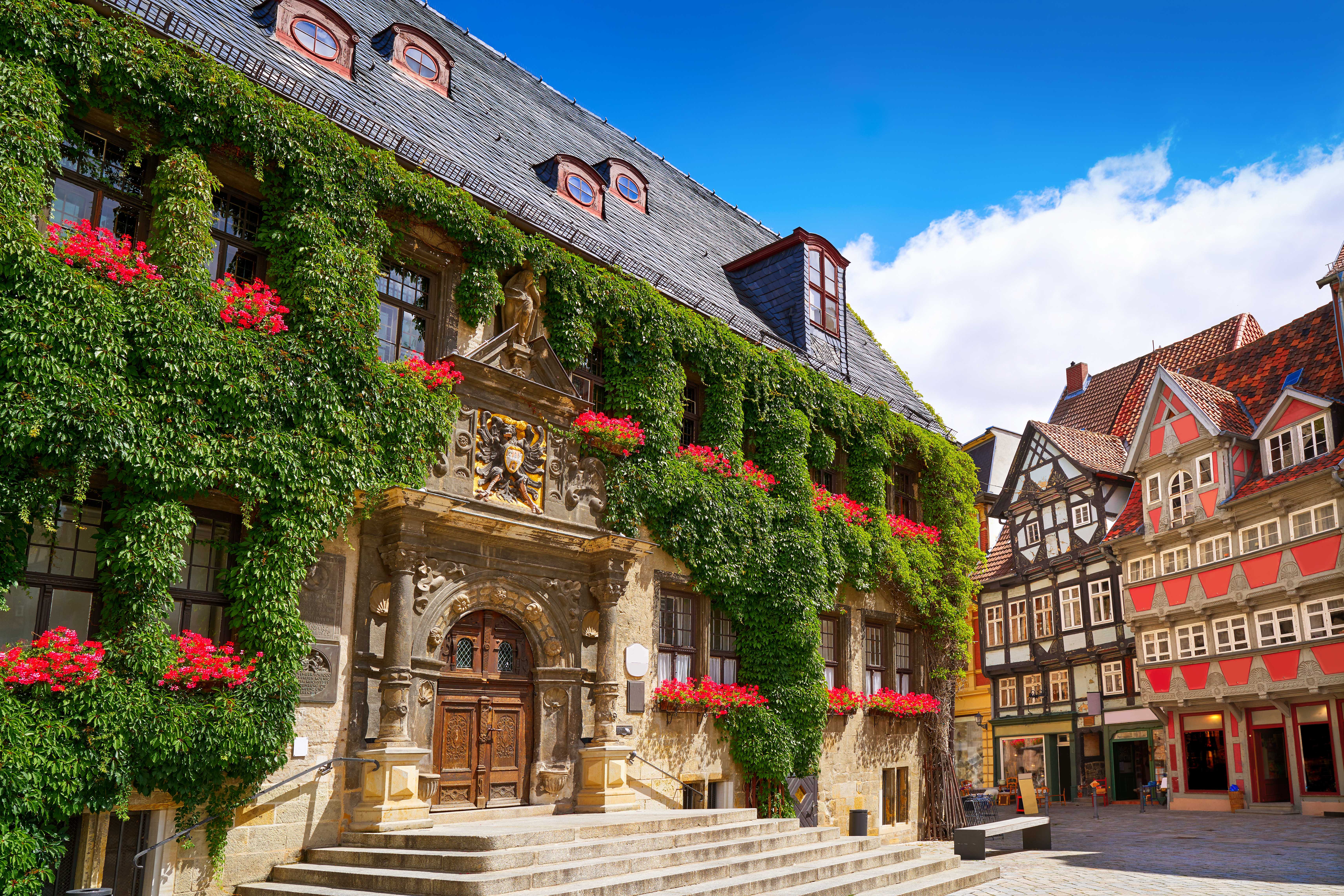 Det maleriske rådhus (Rathaus) med sin velbevarede bindingsværksfacade i Quedlinburg - oplev Tysklands rige arkitektoniske arv i denne UNESCO-beskyttede middelalderby i Harz-bjergene