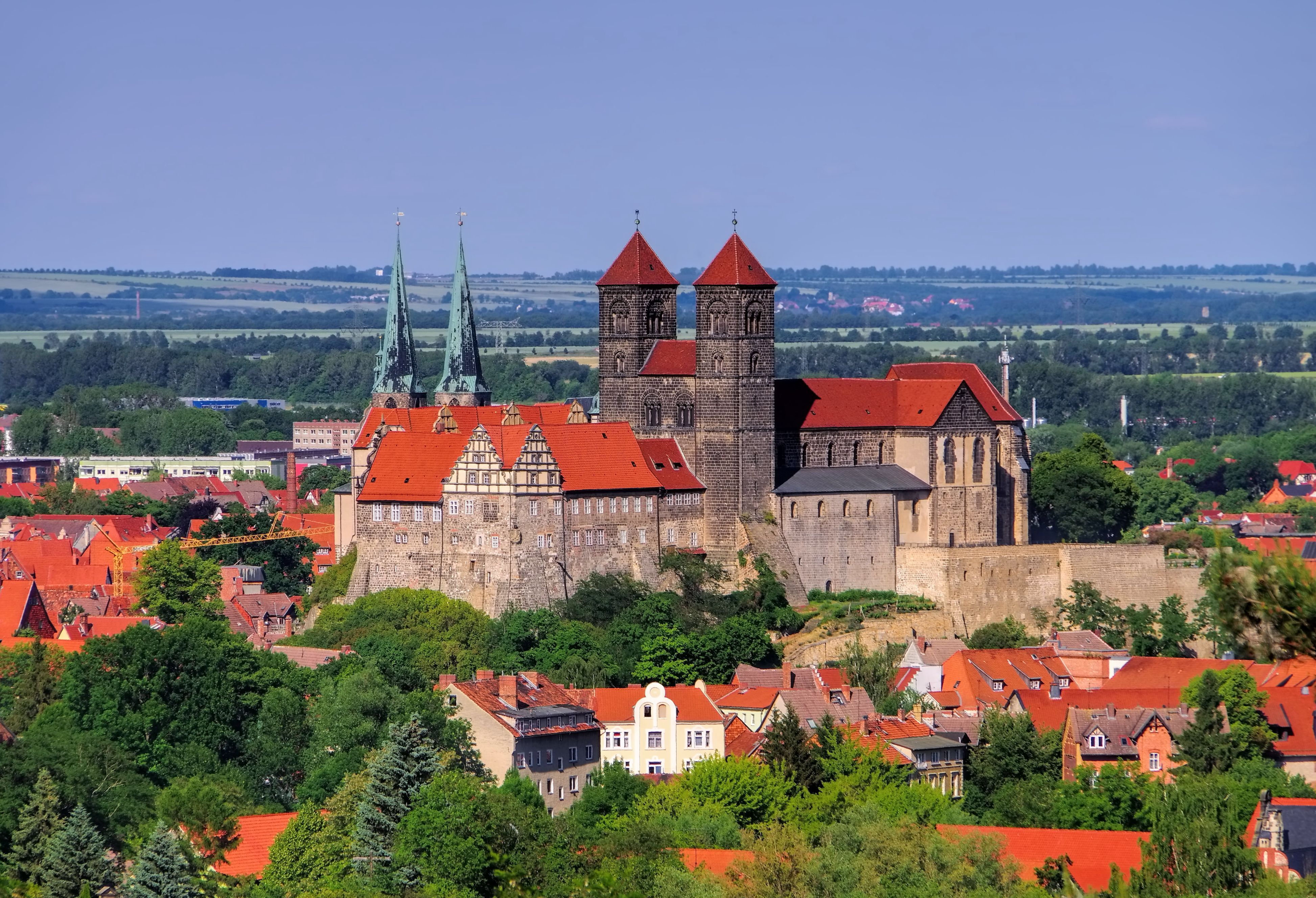 Smukt panorama over Quedlinburgs middelalderlige slotsbjerg med romansk kirke og charmerende gammel bydel i Harzen