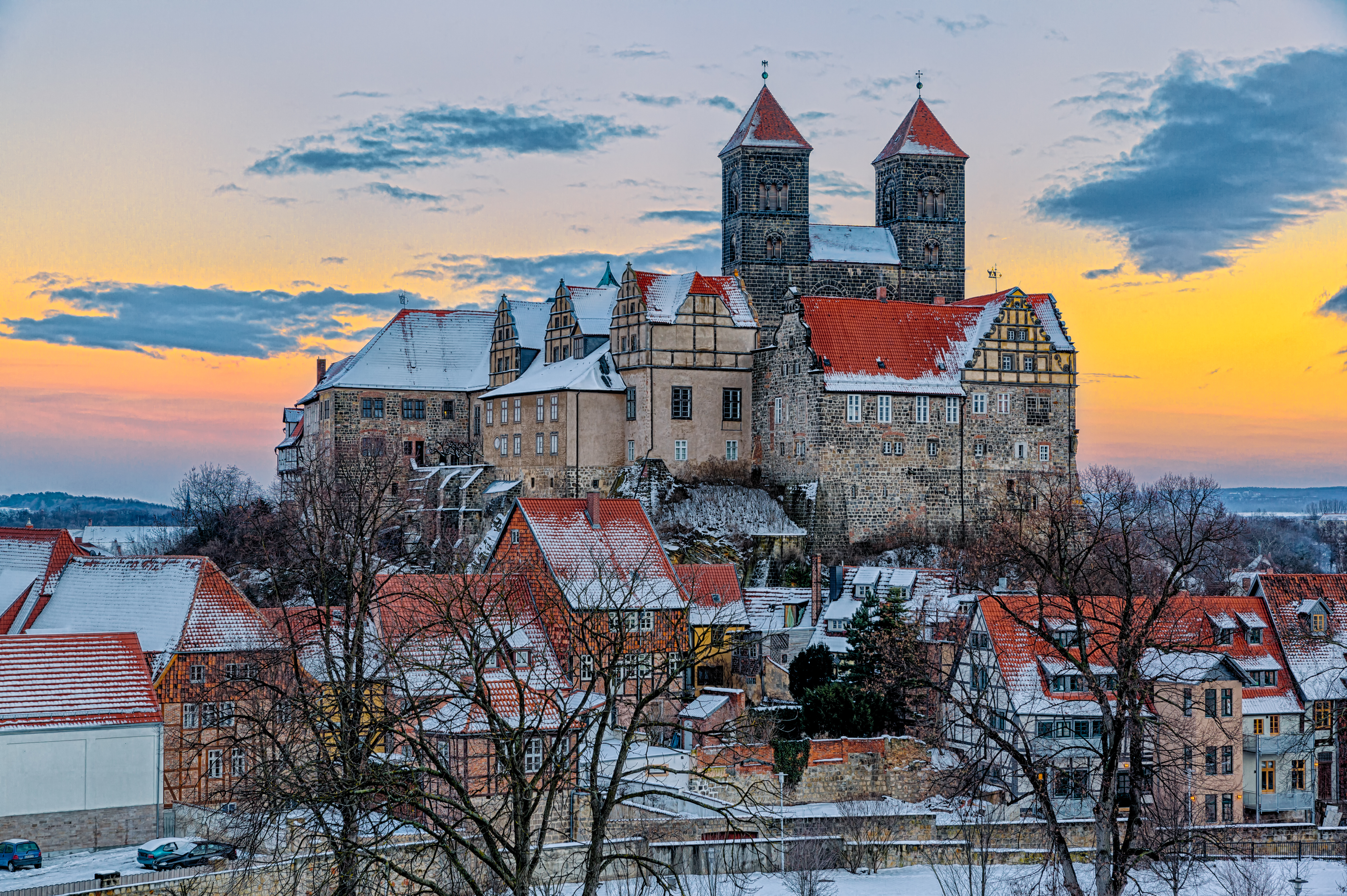 Quedlinburg Slot og Stiftskirke i smukt vinterlandskab med sne og solnedgang over den historiske tyske by