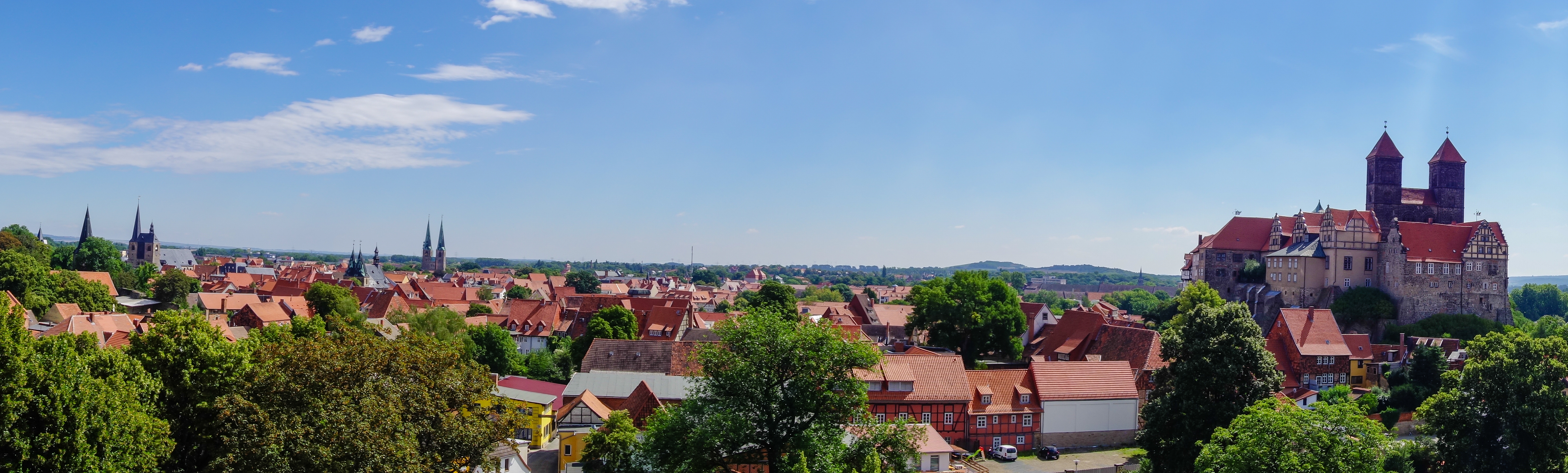 Panoramaudsigt over Quedlinburg med den karakteristiske stiftskirke Sankt Servatius og den charmerende gamle bydel med røde tegltage i det østlige Tyskland