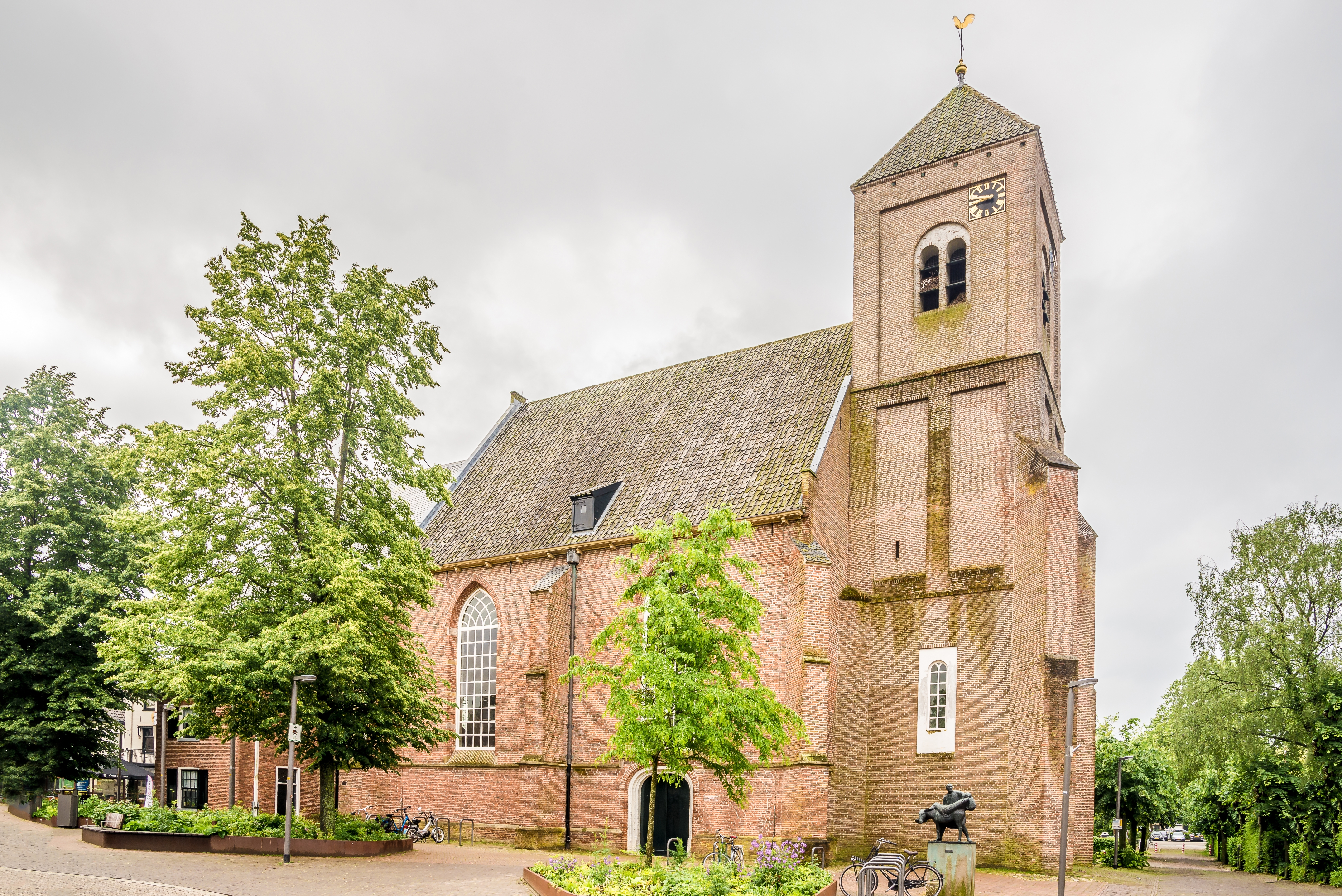 Den charmerende Plaskerk kirke i Raalte, Nederlandene, med gotisk arkitektur og rødt murstenstårn