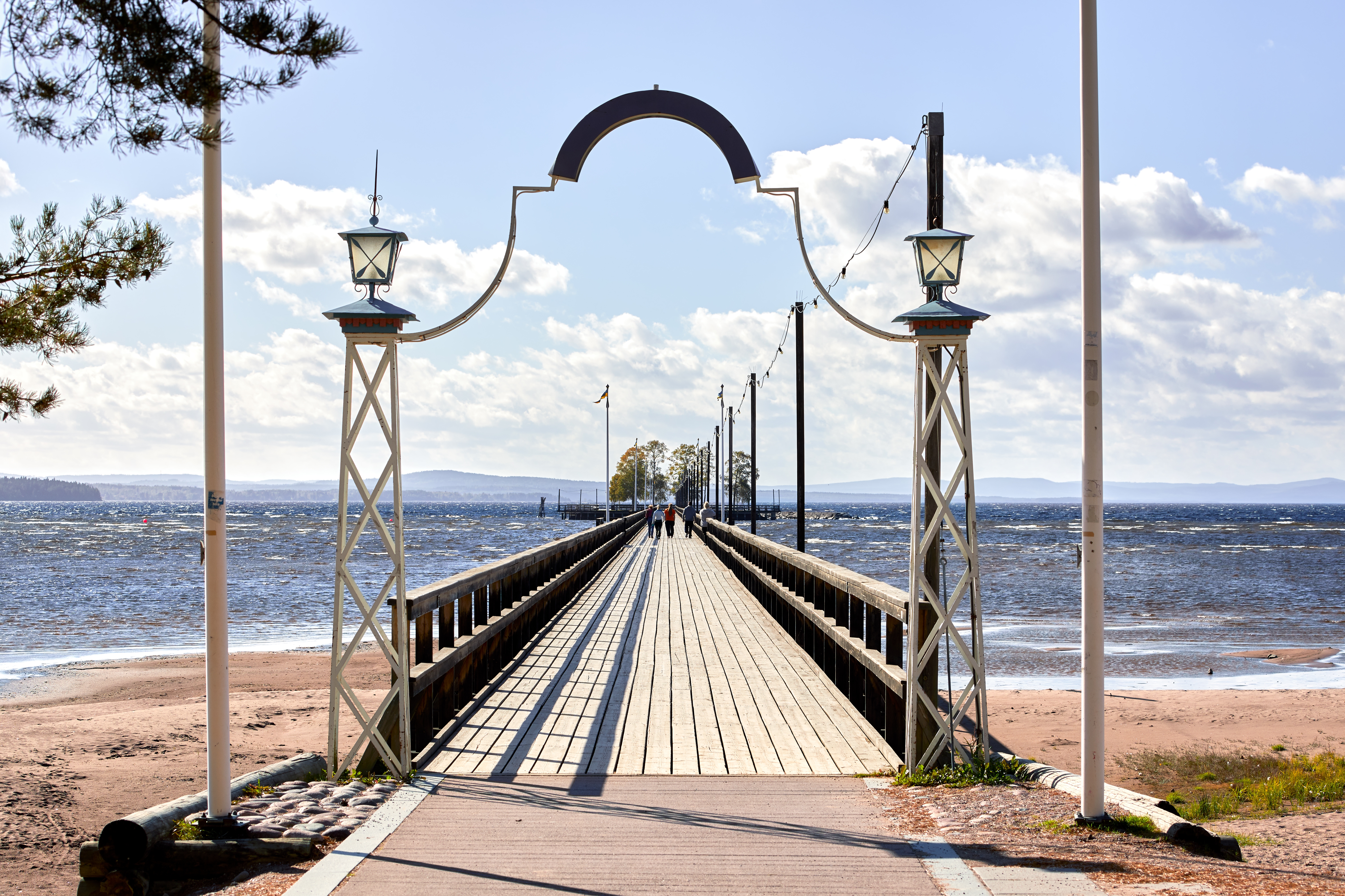 Långbryggan i Rättvik, en 628 meter lang historisk træbro over Siljan-søen i Dalarna, Sverige – perfekt til en gåtur med udsigt over søen