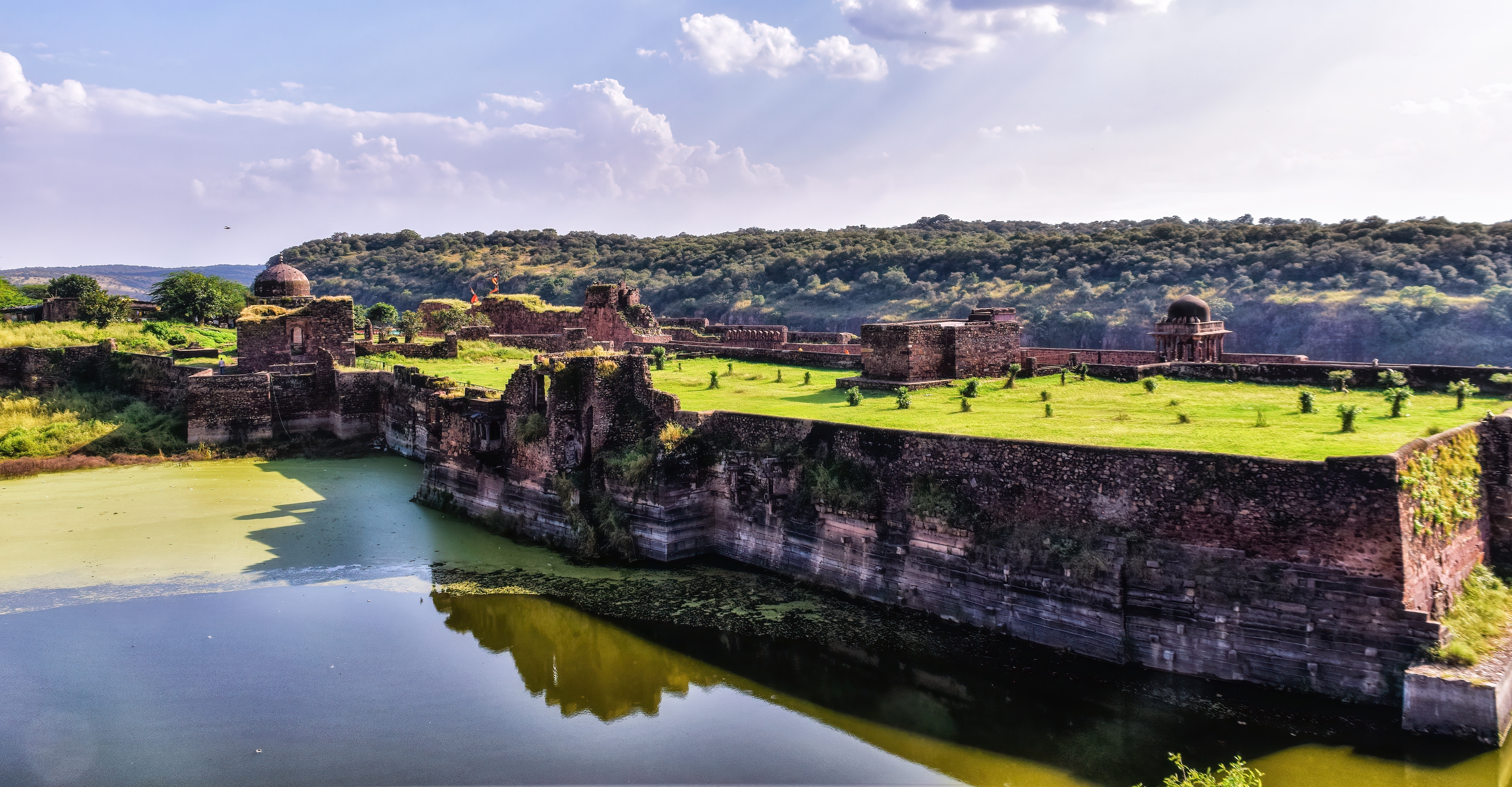 Middelalderlig fæstning og ruiner i Ranthambore Nationalpark Rajasthan med naturskønne omgivelser