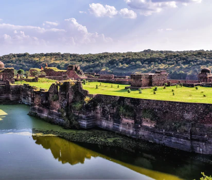 Middelalderlig fæstning og ruiner i Ranthambore Nationalpark Rajasthan med naturskønne omgivelser