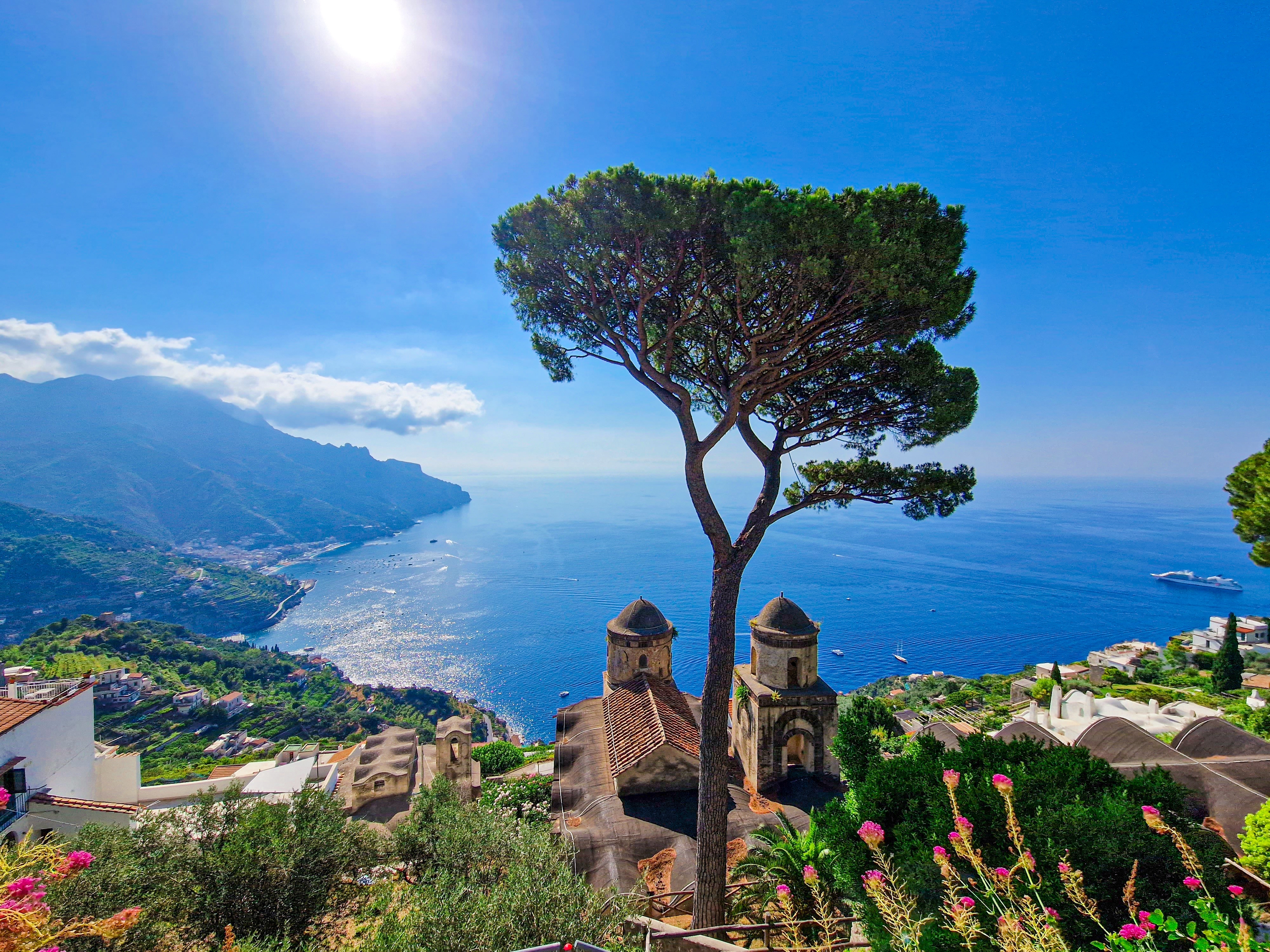 Drømmeudsigt fra villa terrasse i Ravello med pinje og blåt Middelhav i baggrunden