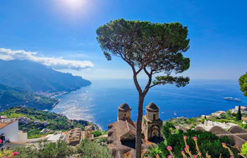 Drømmeudsigt fra villa terrasse i Ravello med pinje og blåt Middelhav i baggrunden