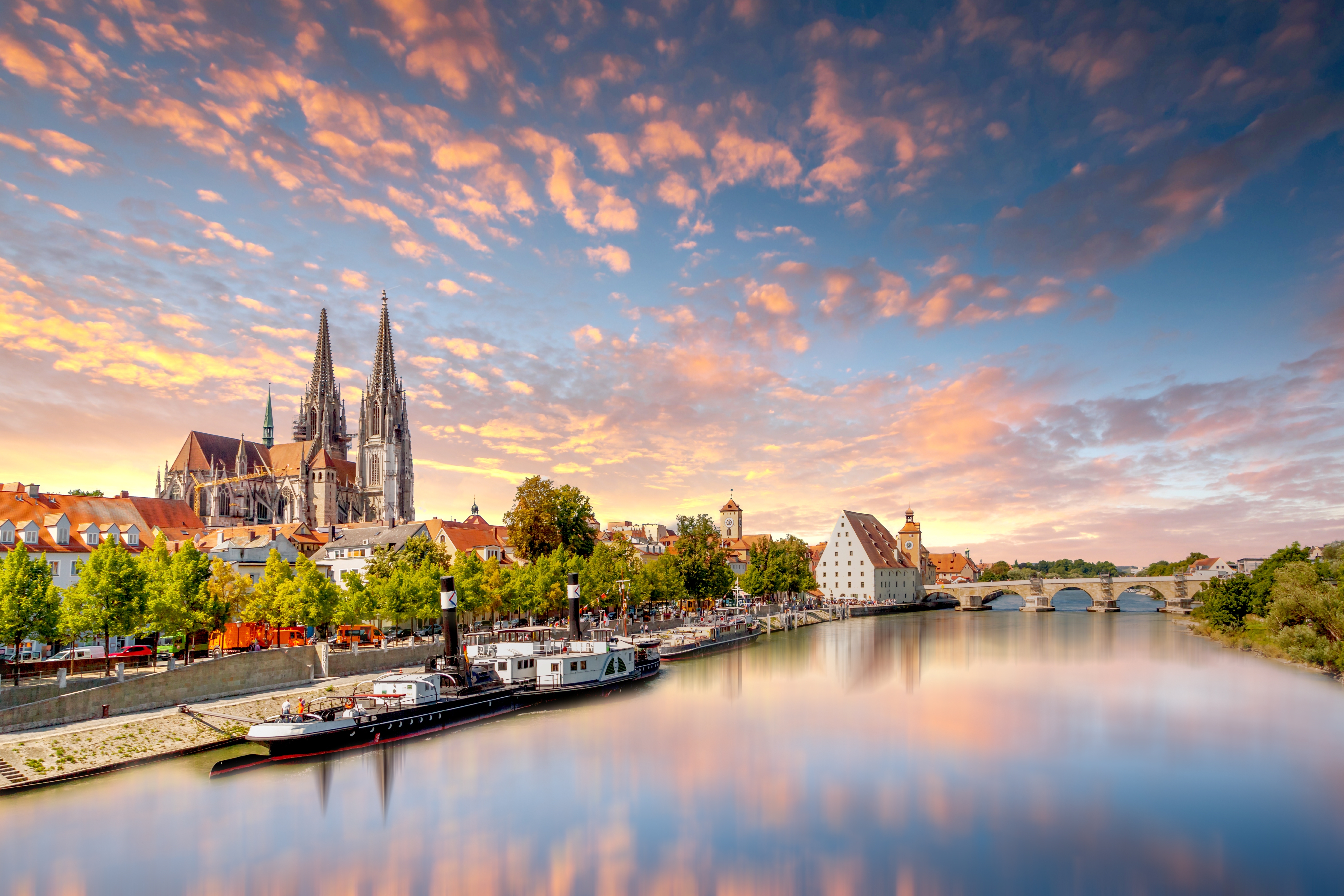 UNESCO verdensarvssted Regensburg med gotisk domkirke og Stenbro over Donau ved solnedgang