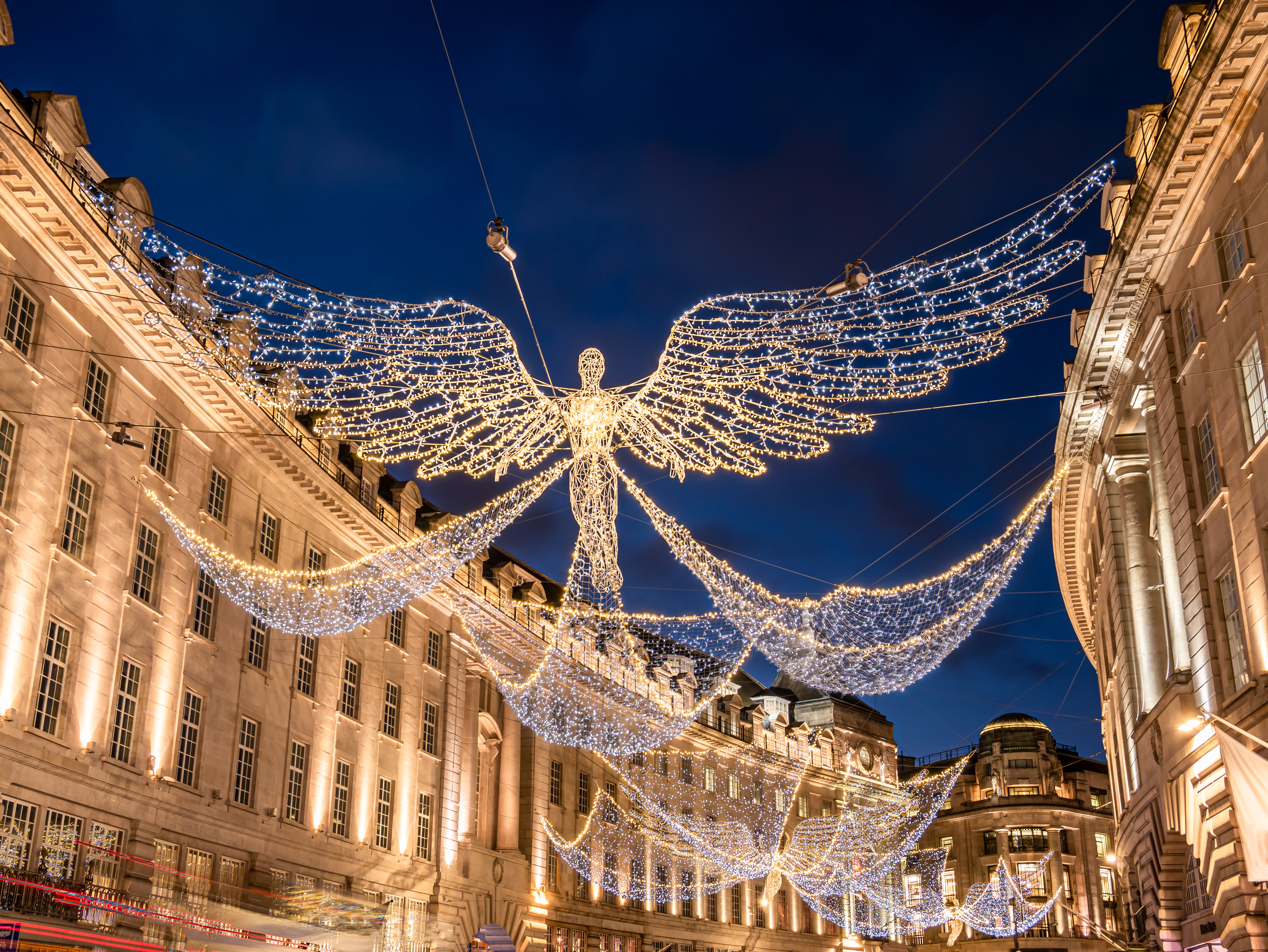 Spektakulær juleengel med lysende vinger strækker sig over Regent Street i London