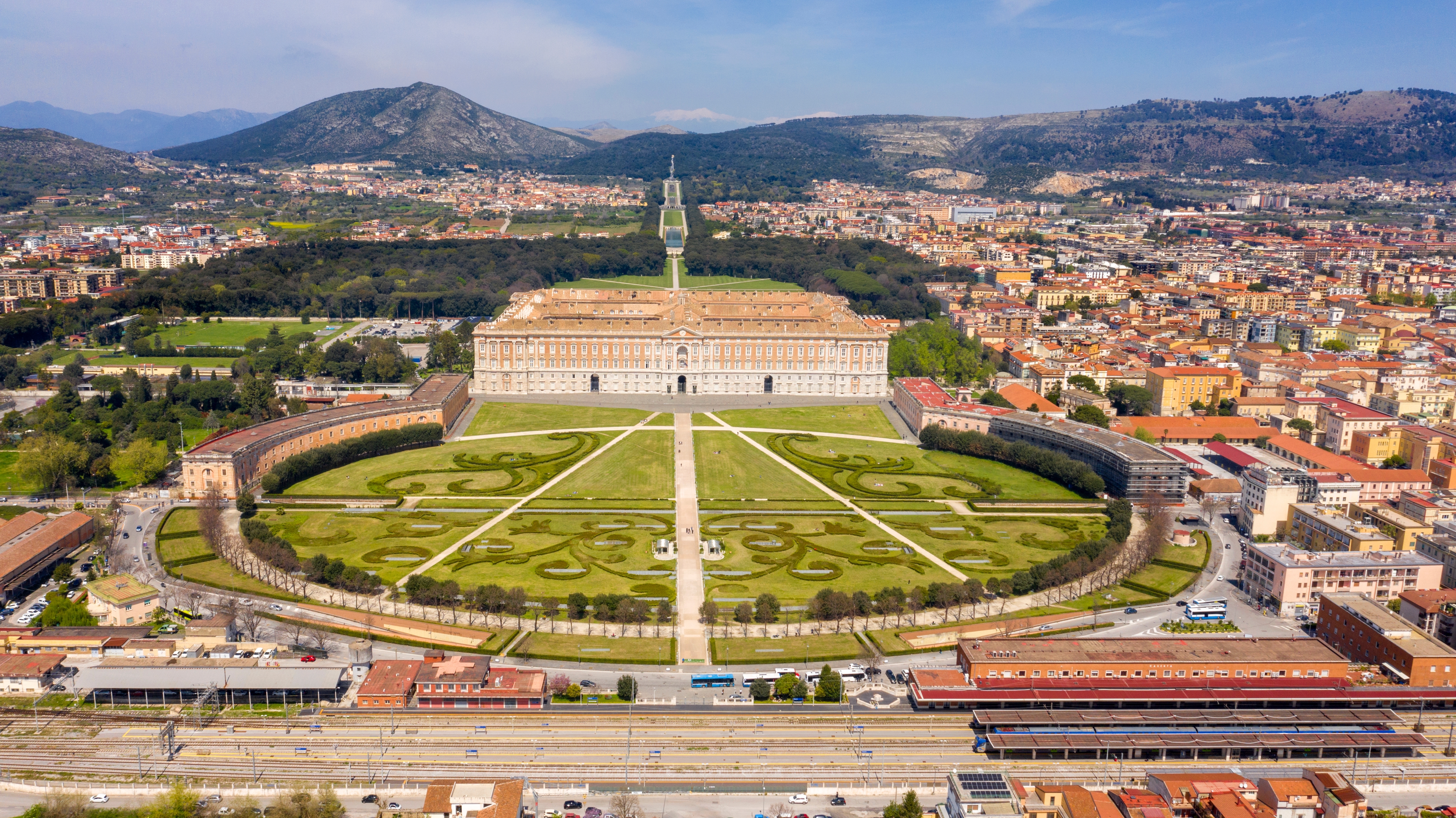 Panoramisk luftfoto over Reggia di Caserta og de pragtfulde kongelige haver i Caserta, Kampanien, nær Napoli i Italien