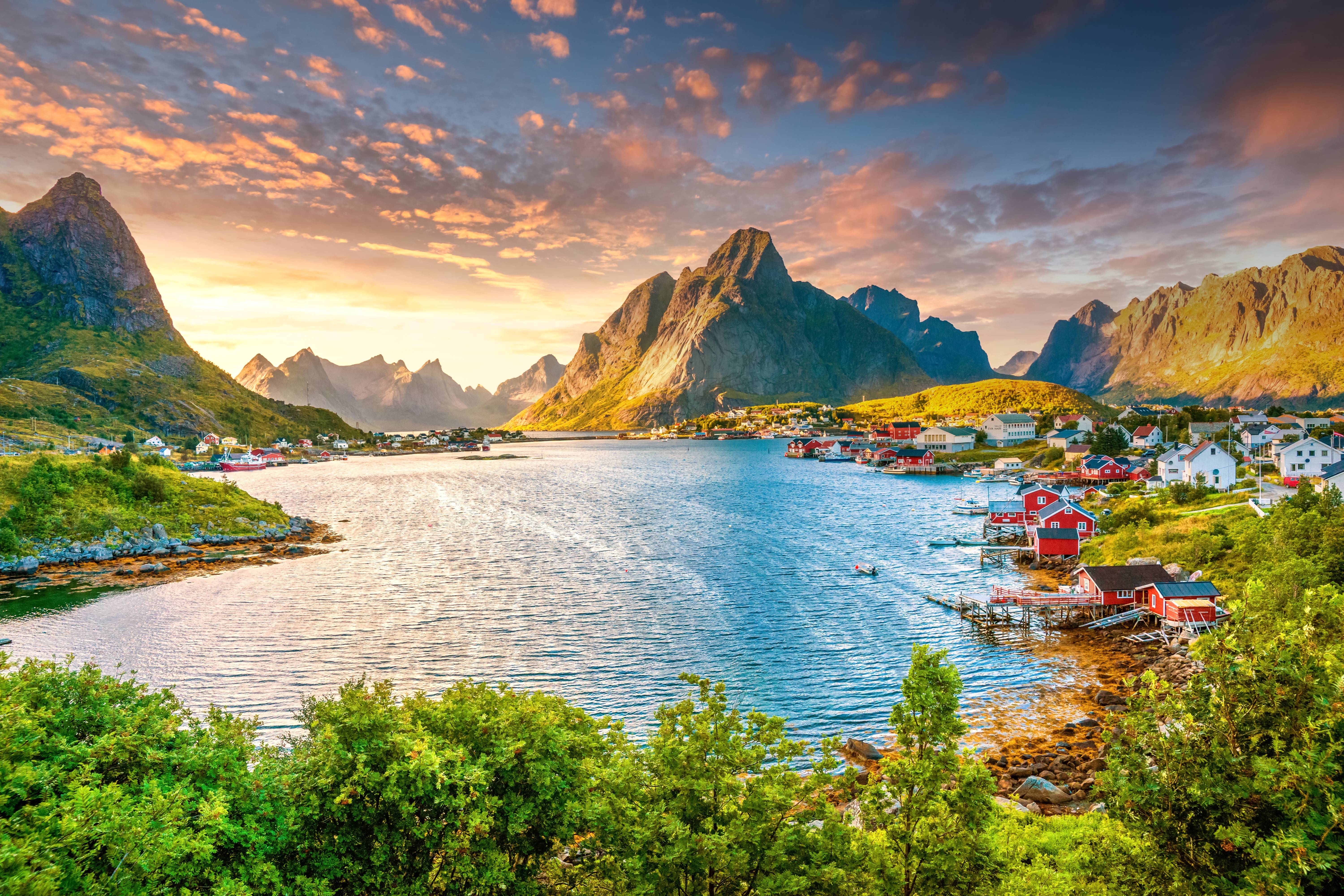 Idylliske Reine på Lofoten med autentiske rorbuer og fantastisk udsigt over norske fjorde og bjerge