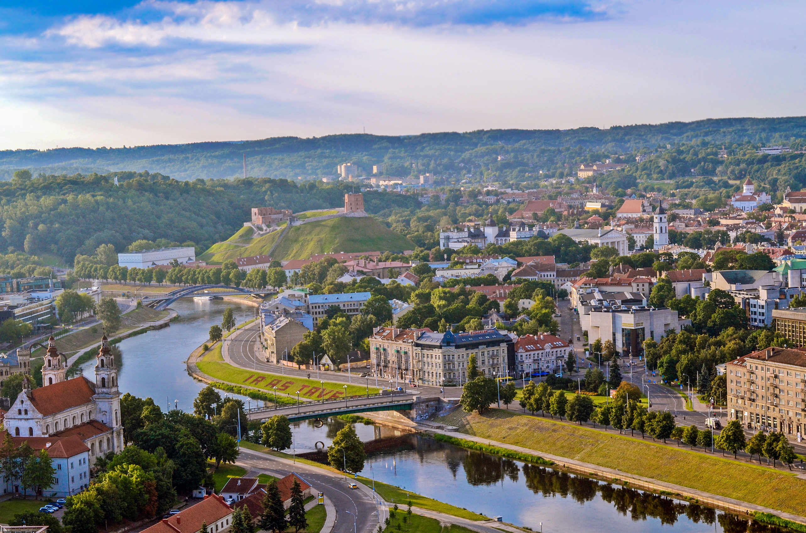 Smuk solnedgang over Vilnius med broer og kirker i Litauens hovedstad
