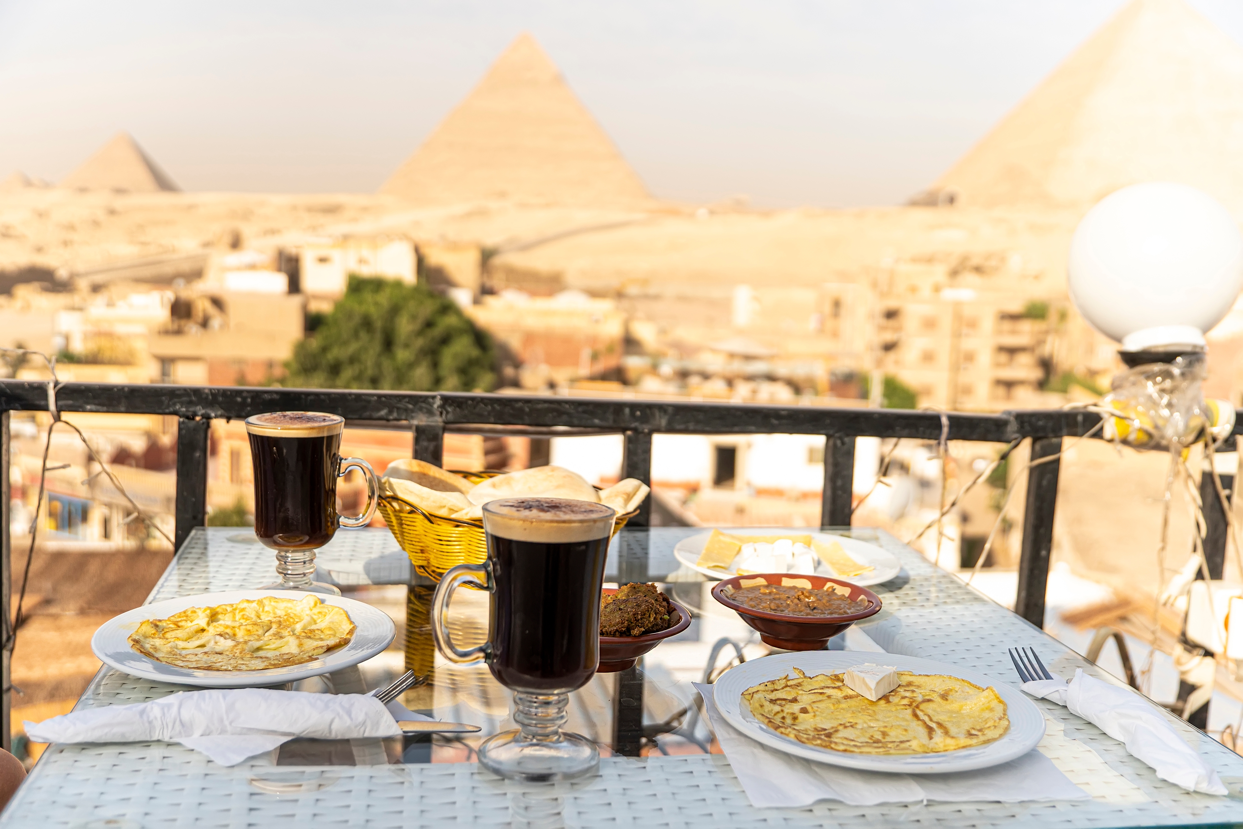 Restaurant med udsigt til Giza-pyramiderne og traditionel egyptisk morgenmad