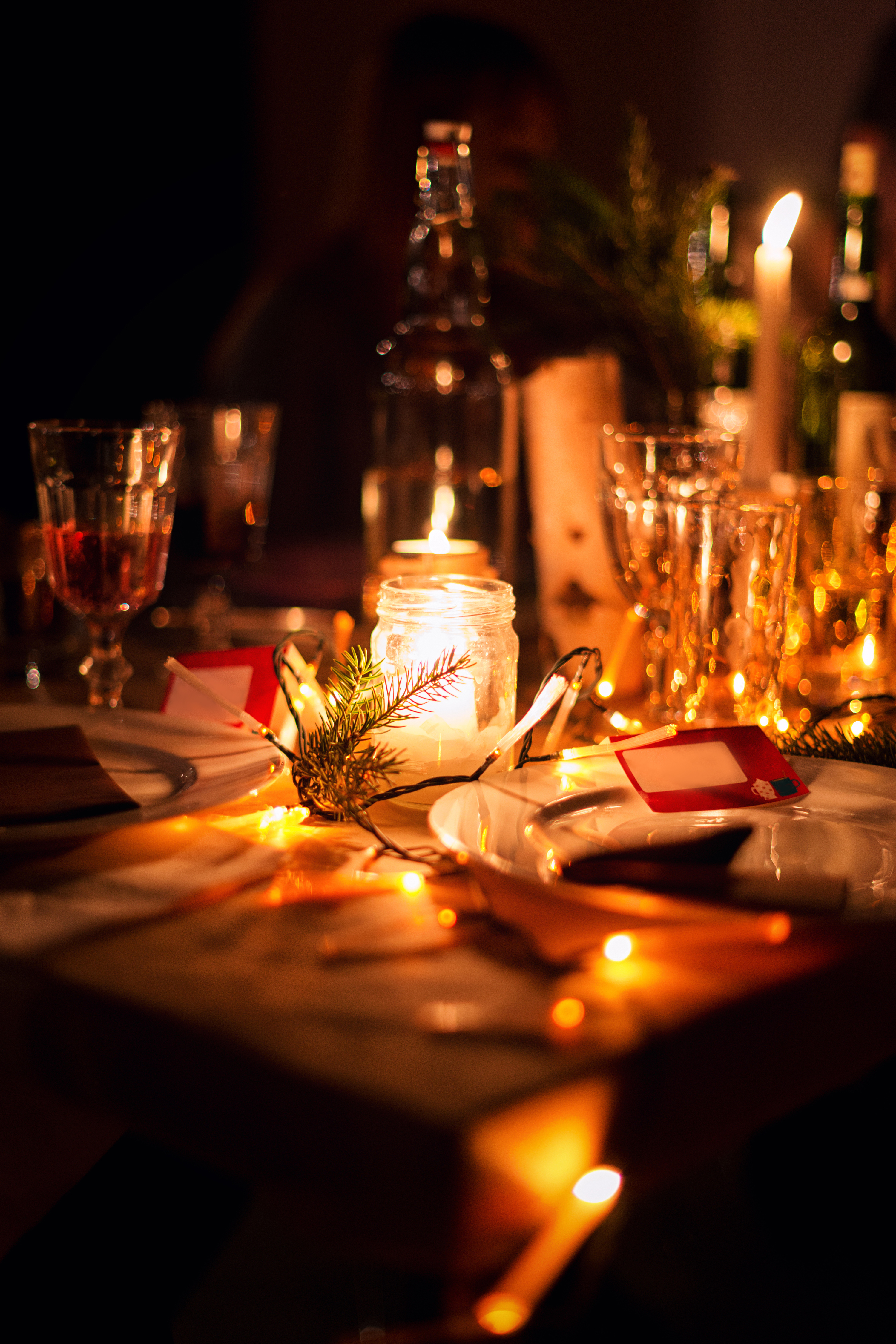 Romantisk julemiddag på restaurant med stemningslys og elegant borddækning
