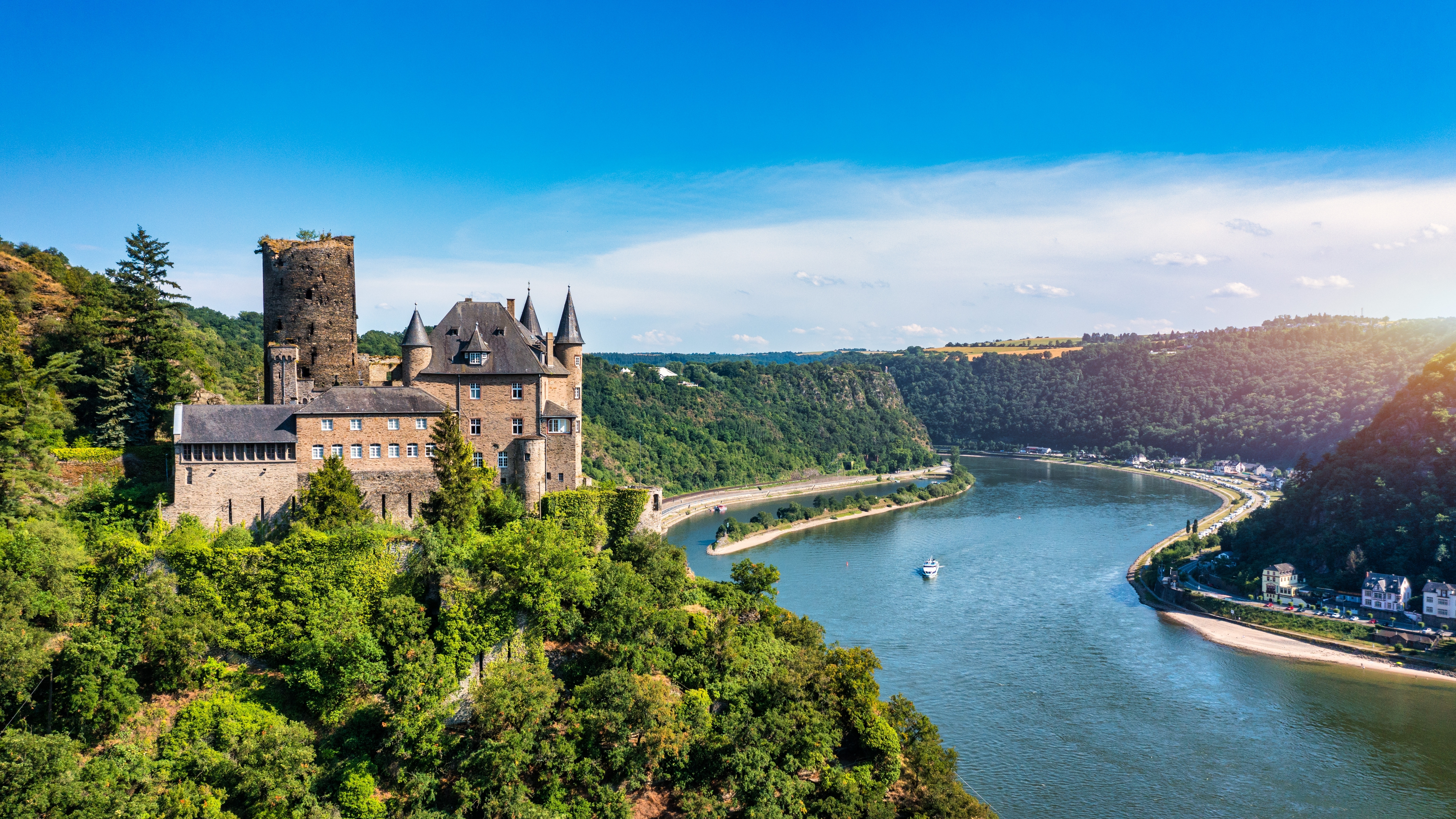 Middelalderslot på bjergtop med panoramaudsigt over Rhein-dalen og grønne tyske bakker