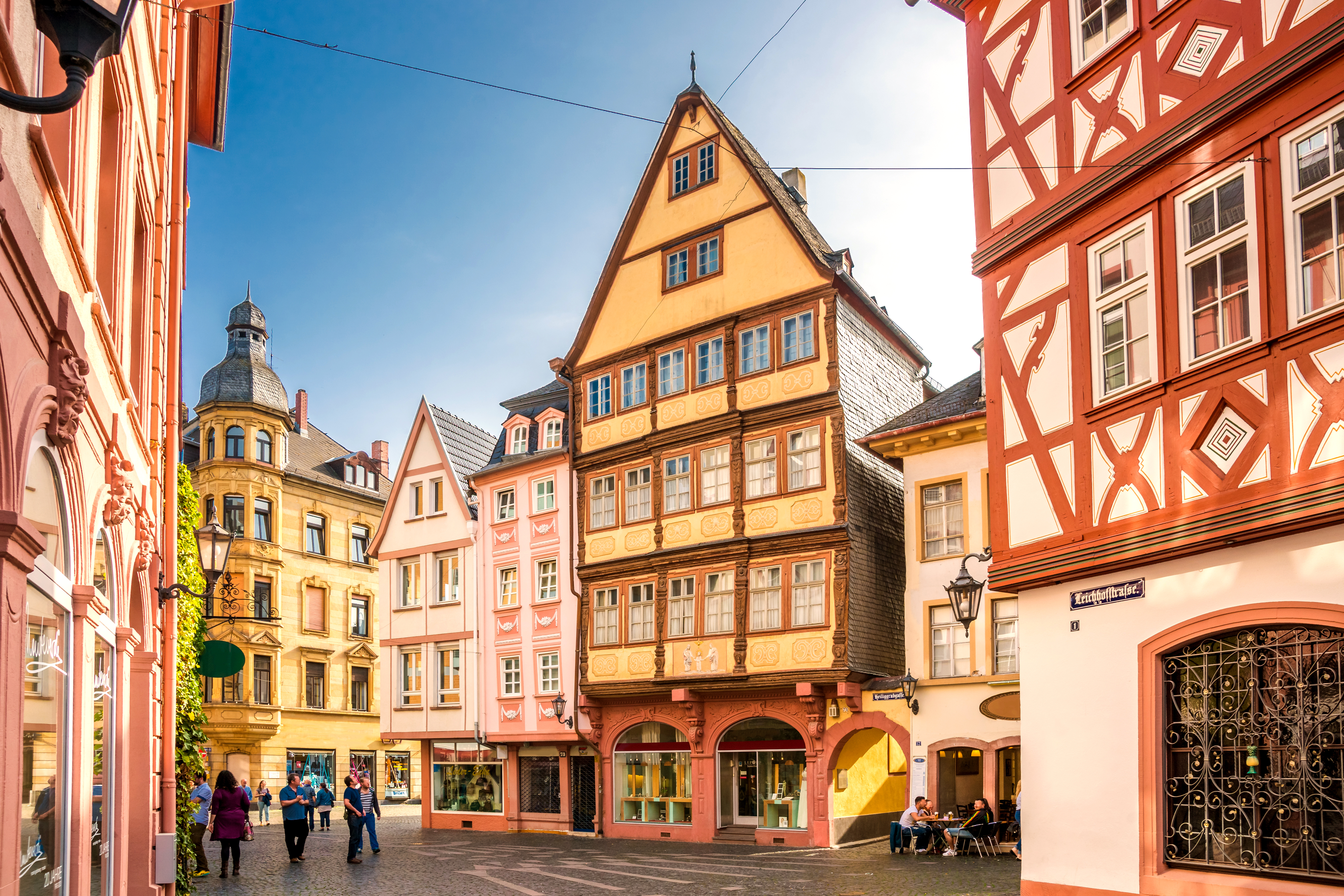 Traditionel tysk arkitektur med bindingsværk og historiske bygninger i Mainz bycenter