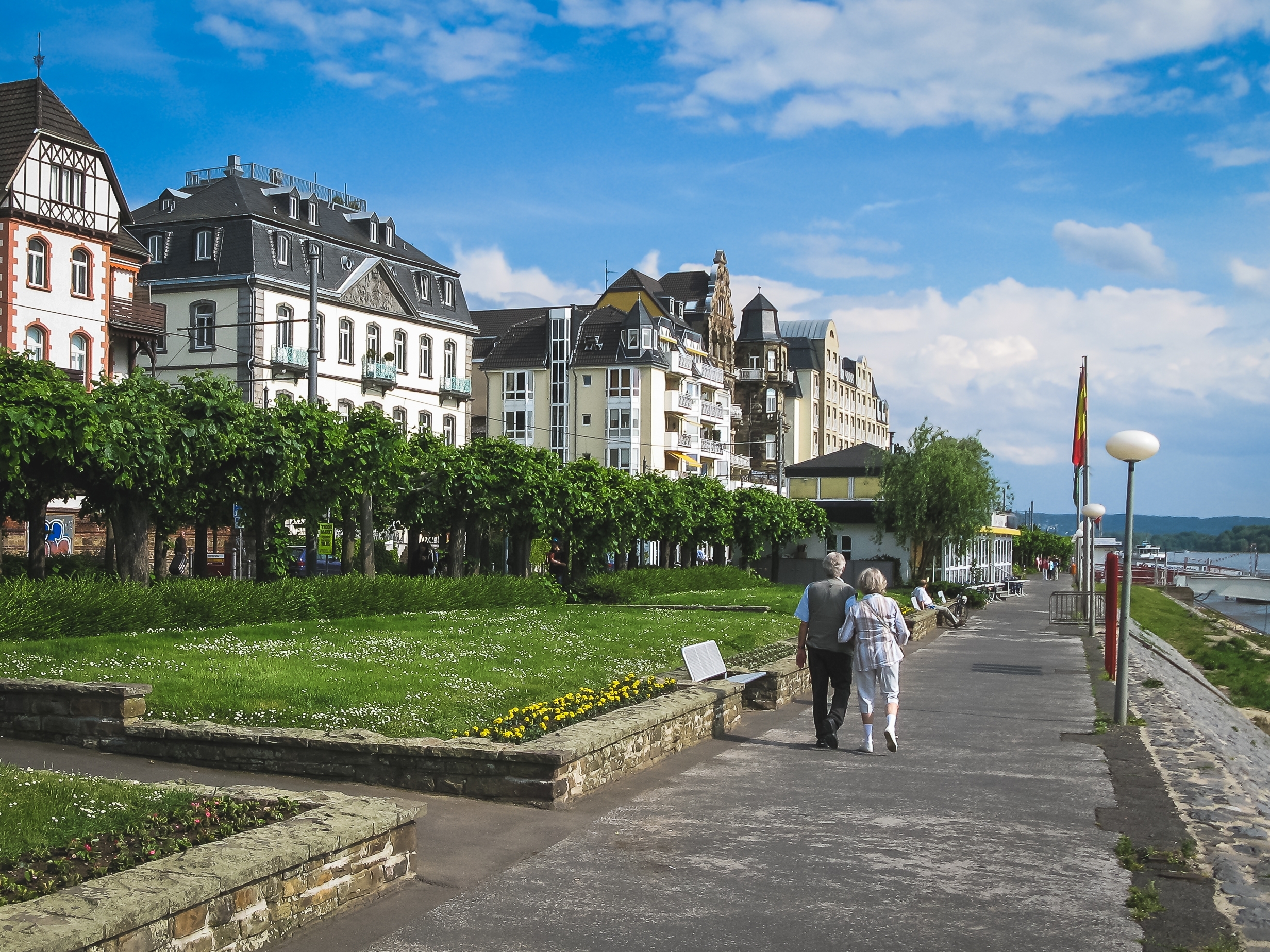 Rhindalen Bad Honnef vandfront med romantisk spadsetur og smukke bygninger