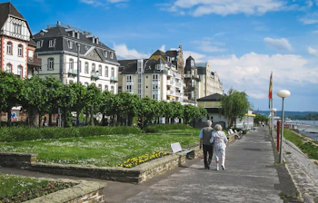 Rhindalen Bad Honnef vandfront med romantisk spadsetur og smukke bygninger