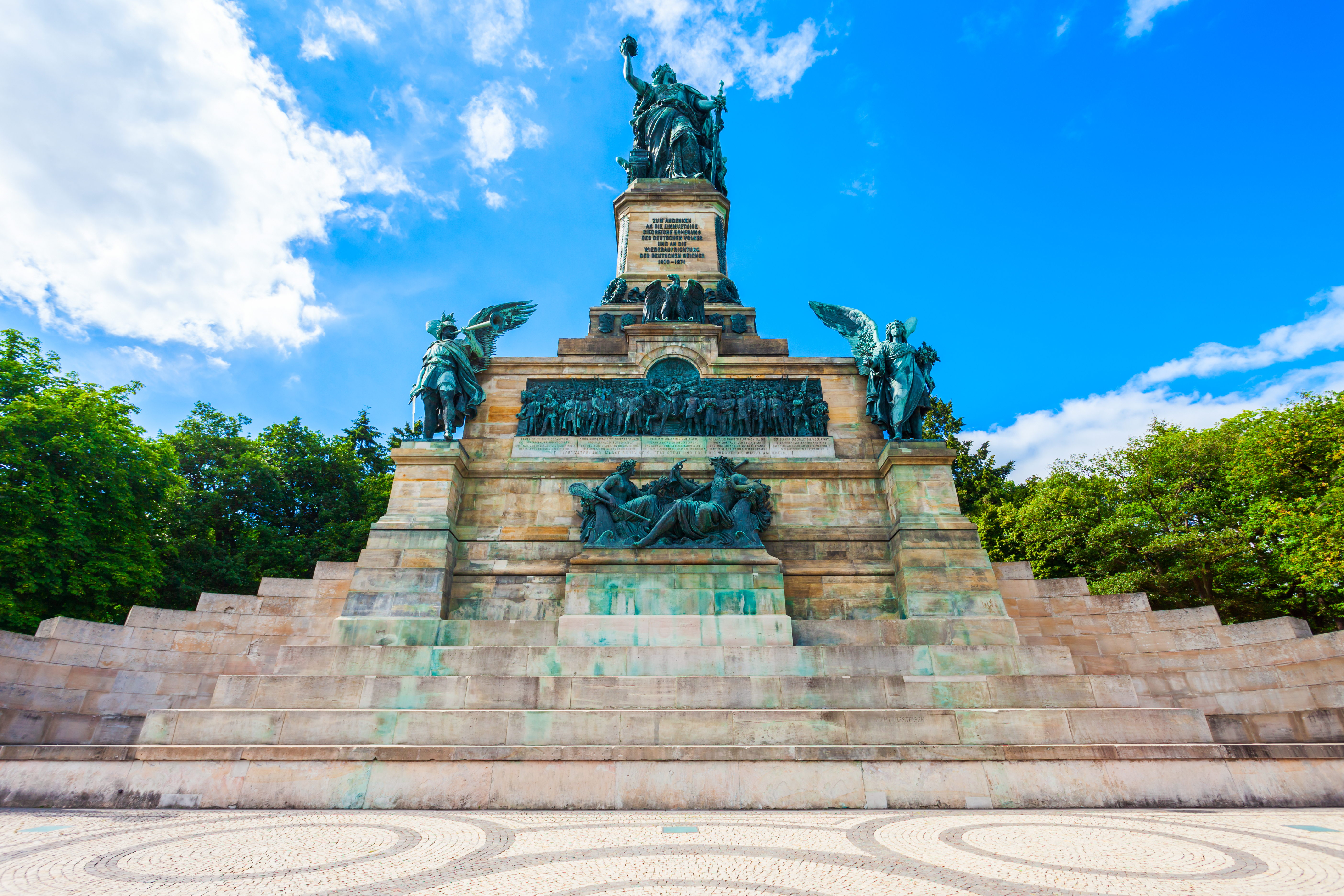 Niederwalddenkmal monument i Hessen med panoramaudsigt over Rhindalen