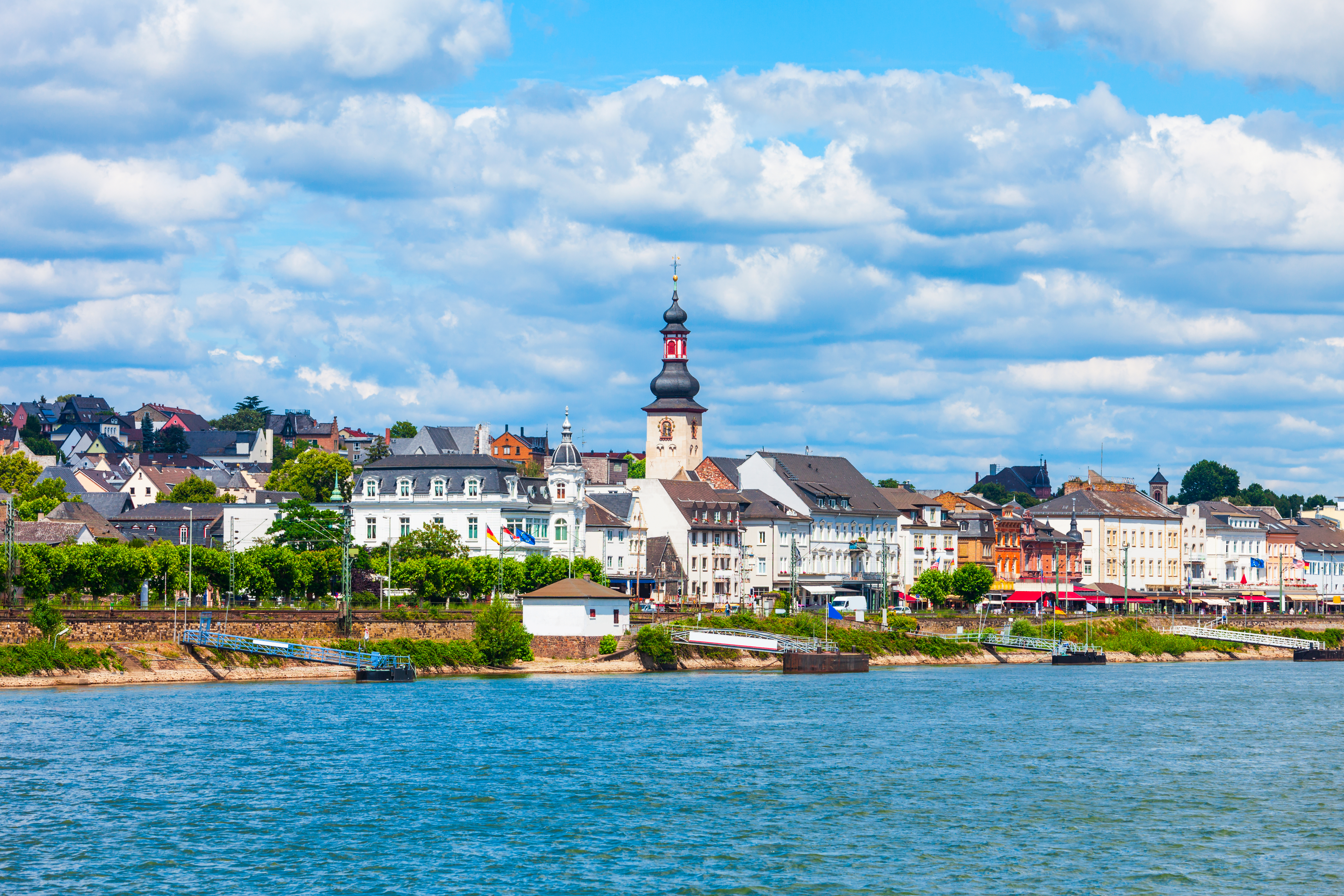 Charmerende Rüdesheim am Rhein med barok kirketårn og traditionelle tyske huse ved floden