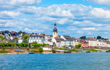 Charmerende Rüdesheim am Rhein med barok kirketårn og traditionelle tyske huse ved floden
